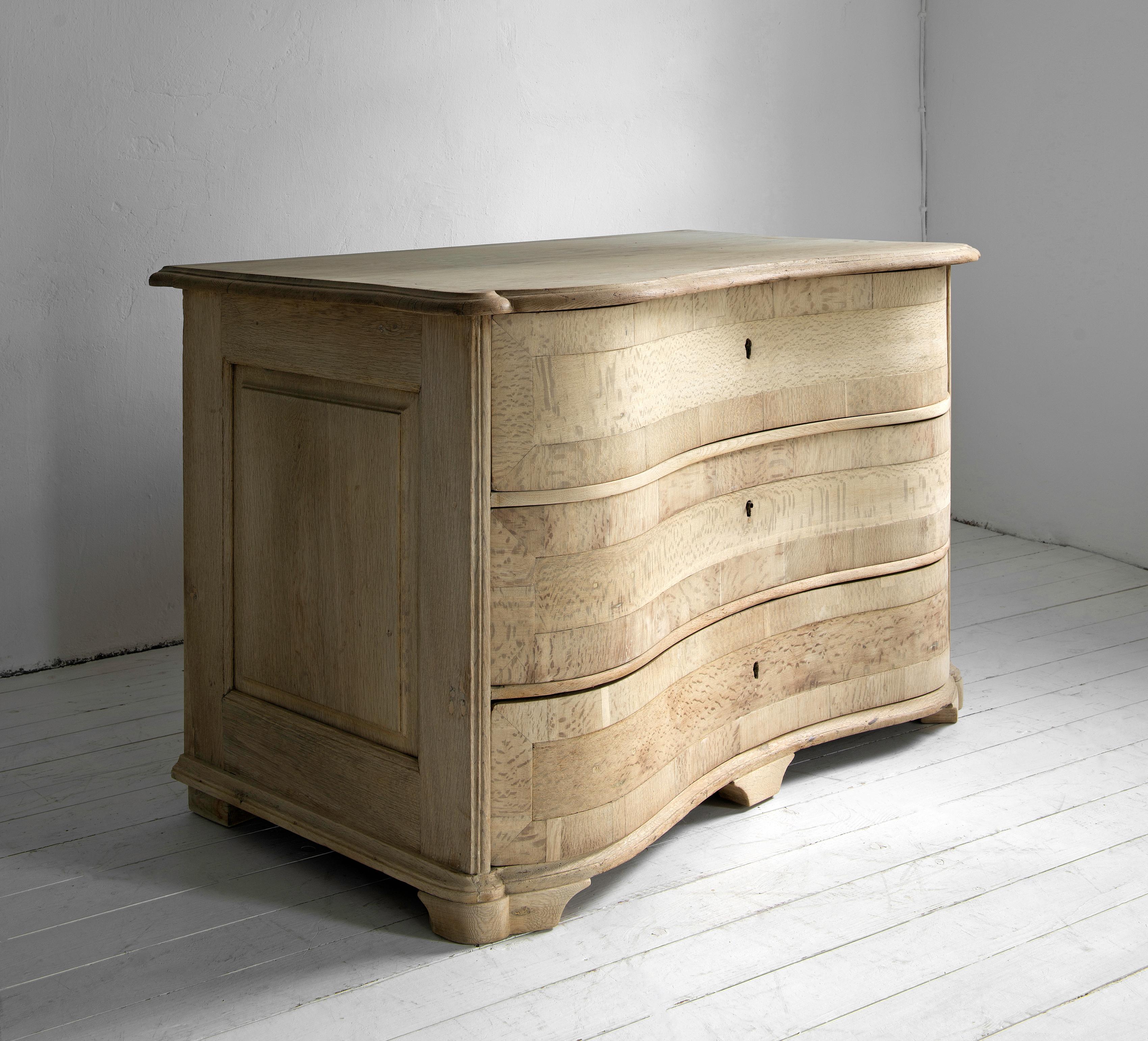 Barocco Commode Galbée barocca del XVIII secolo in Oak Oak sbiancato in vendita