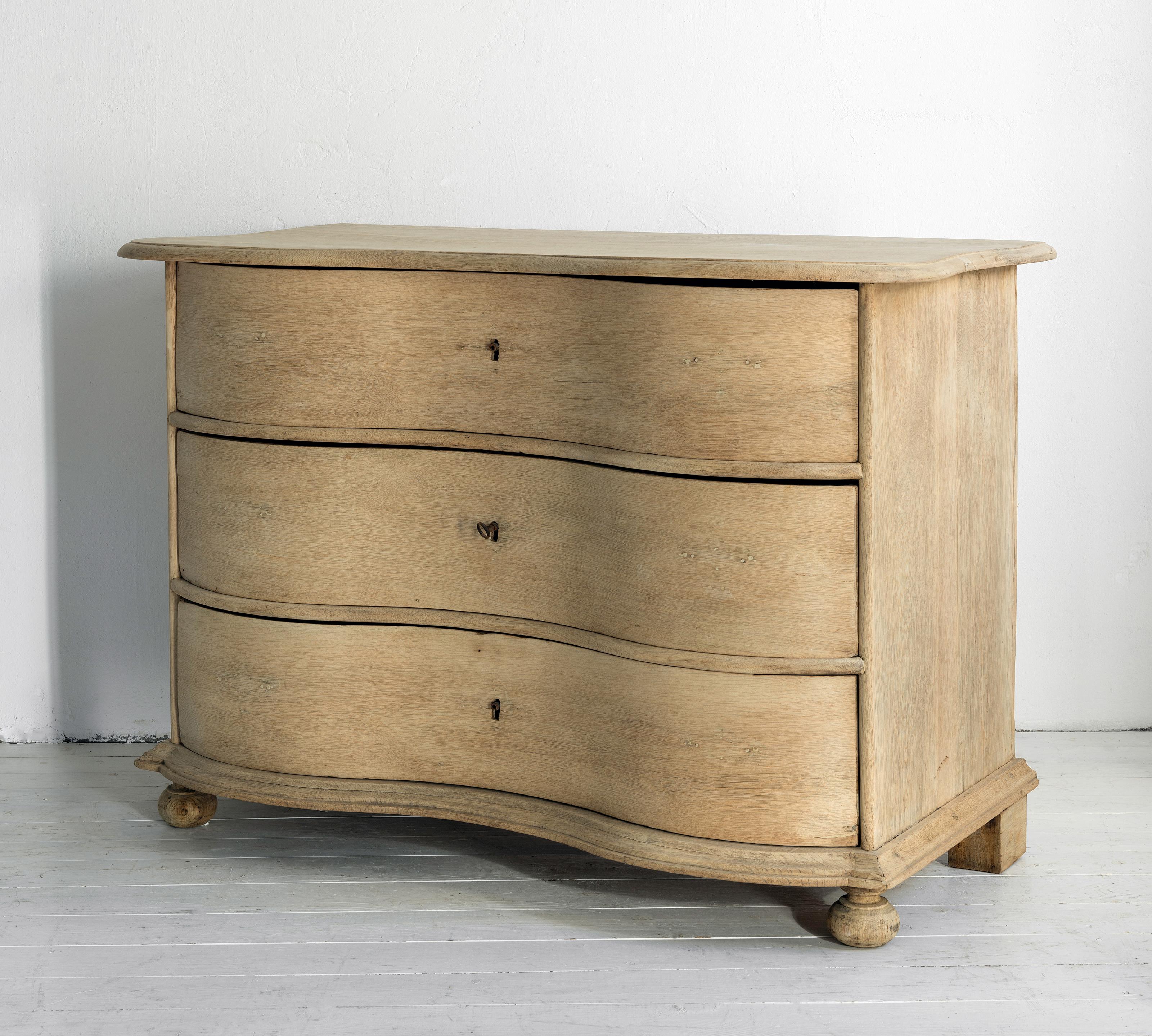 Northern 18th Century Baroque Commode Galbée in Bleached Oak In Good Condition For Sale In Jesteburg, DE