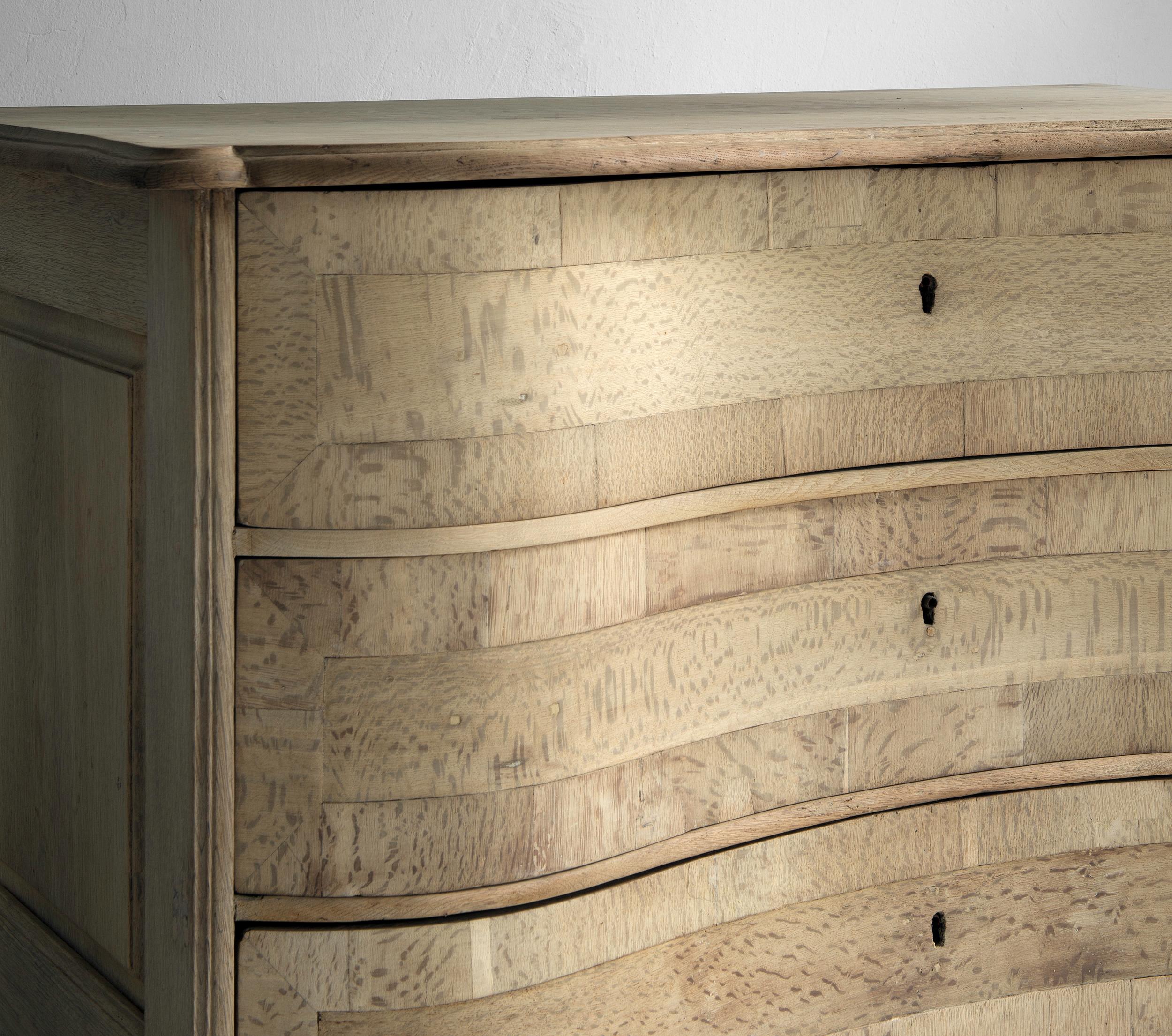 Svedese Commode Galbée barocca del XVIII secolo in Oak Oak sbiancato in vendita