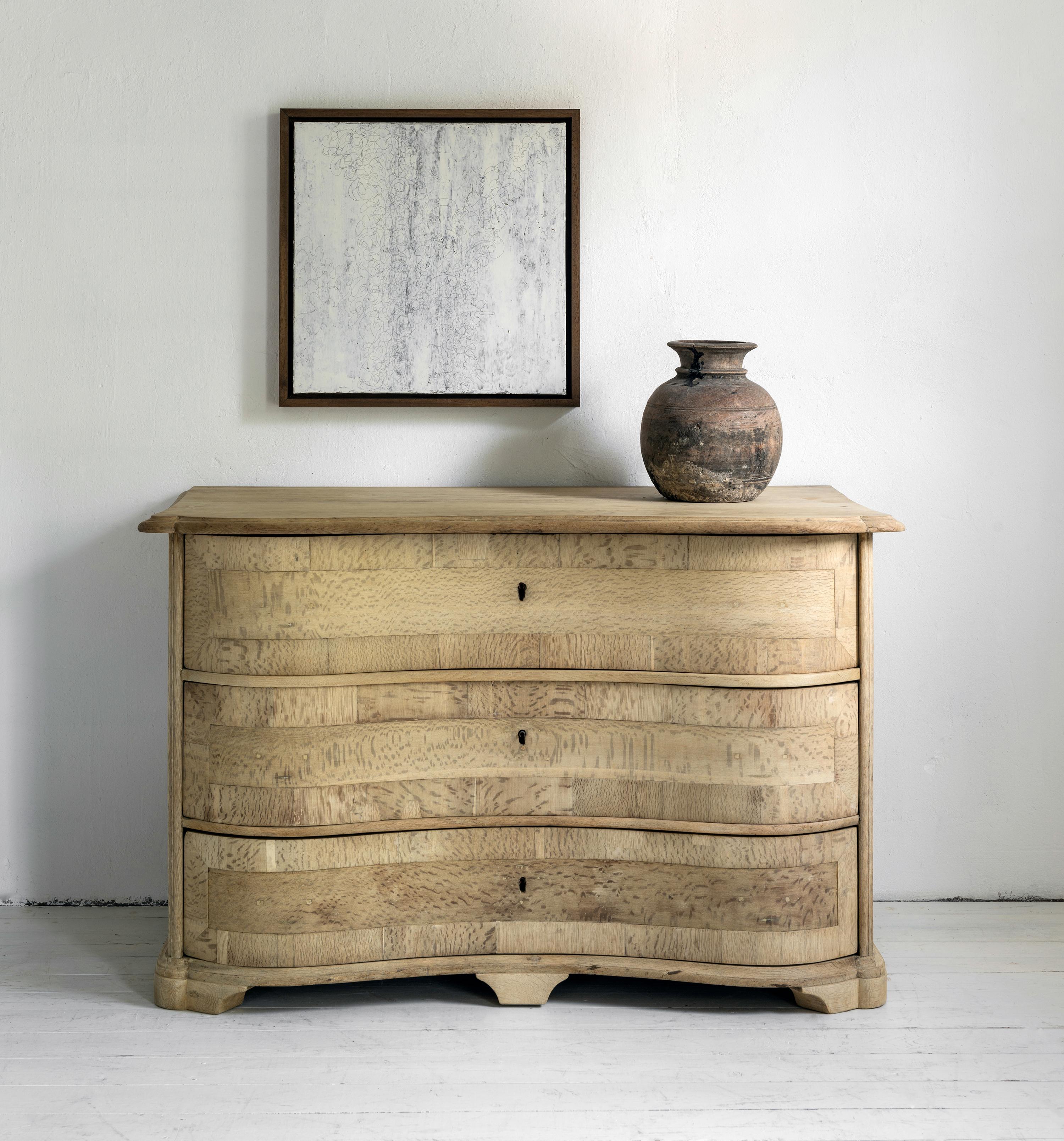 Sbiancato Commode Galbée barocca del XVIII secolo in Oak Oak sbiancato in vendita