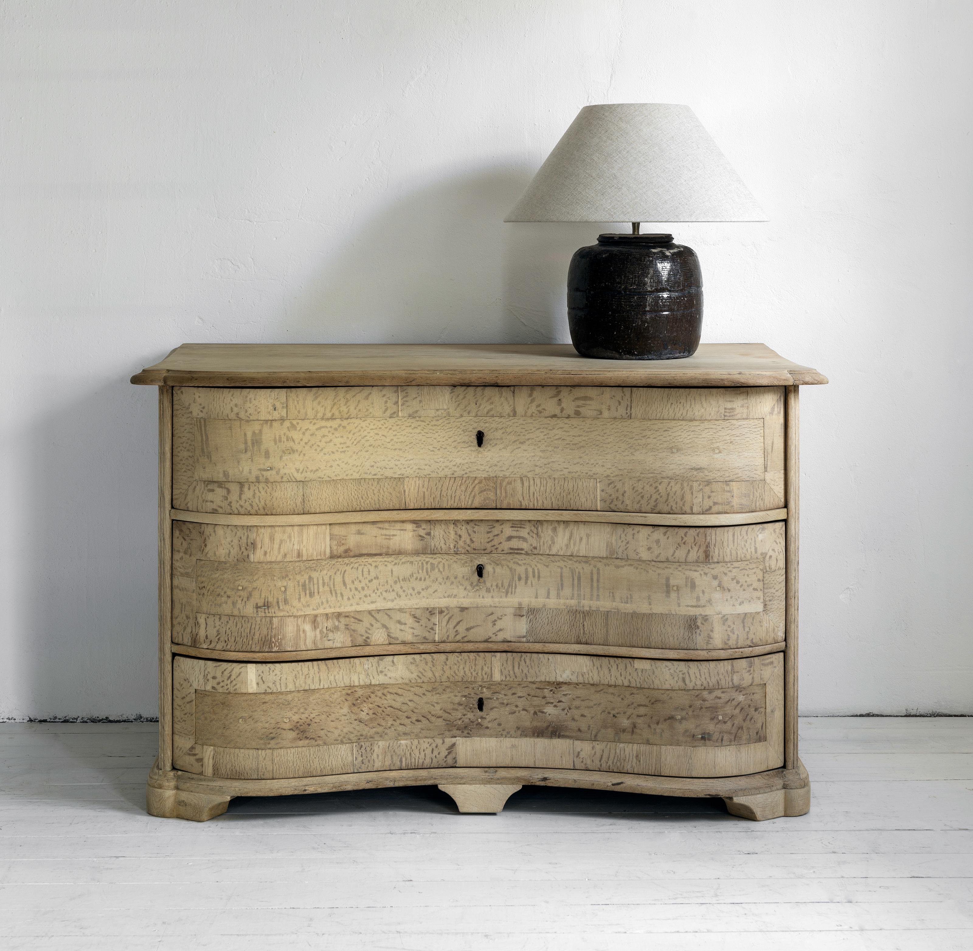 Commode Galbée barocca del XVIII secolo in Oak Oak sbiancato In condizioni buone in vendita a Jesteburg, DE