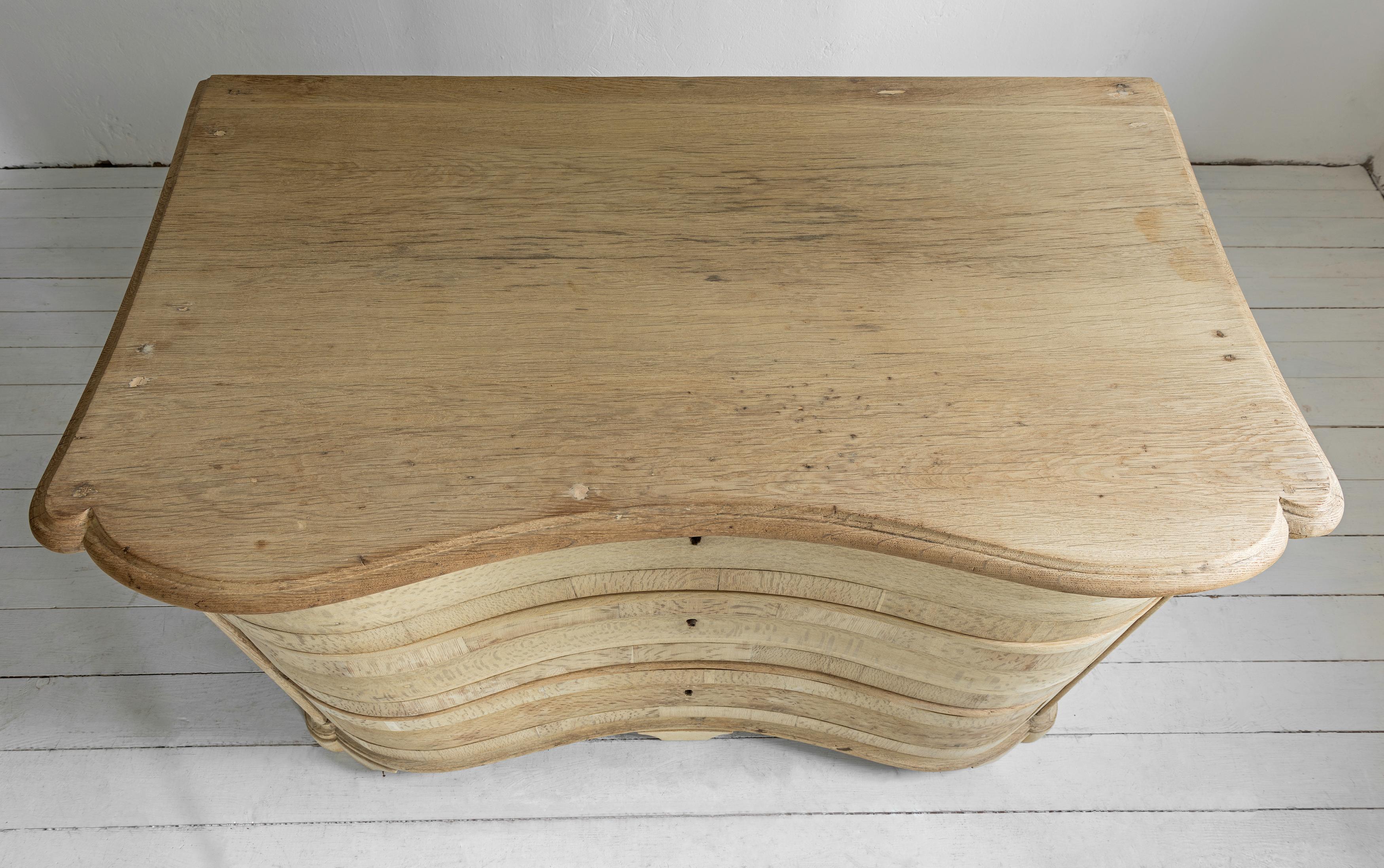 Quercia Commode Galbée barocca del XVIII secolo in Oak Oak sbiancato in vendita