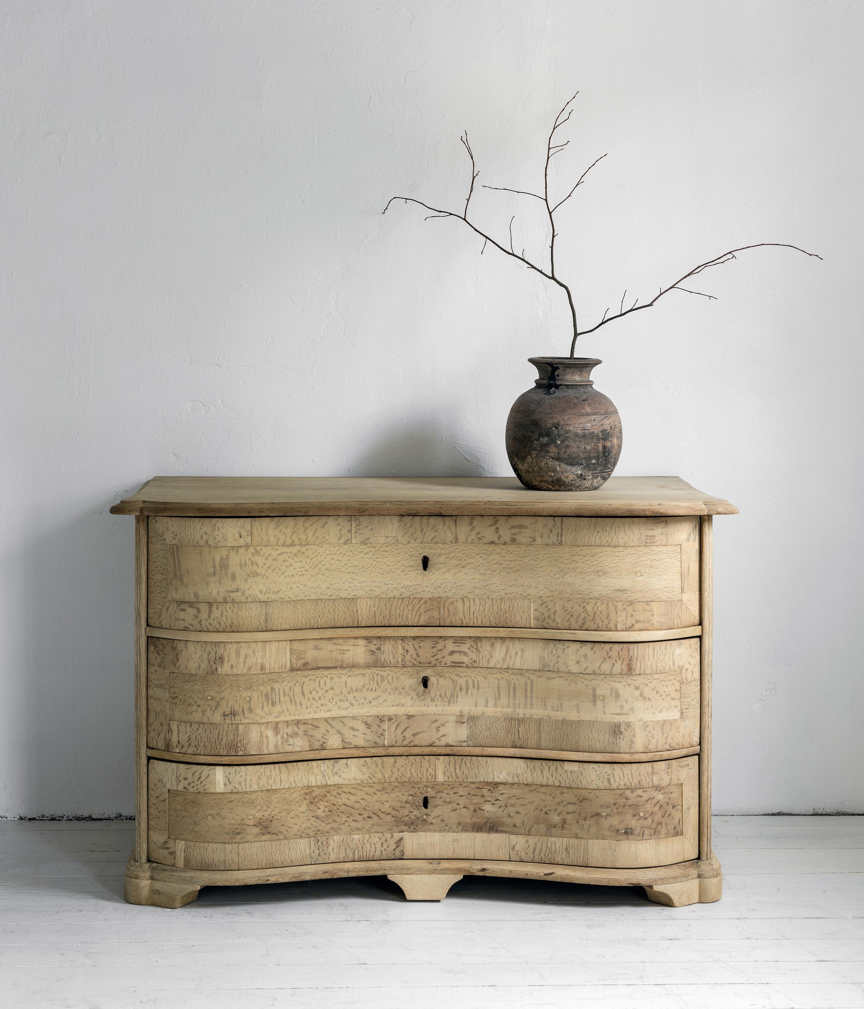 Commode Galbée barocca del XVIII secolo in Oak Oak sbiancato in vendita 2