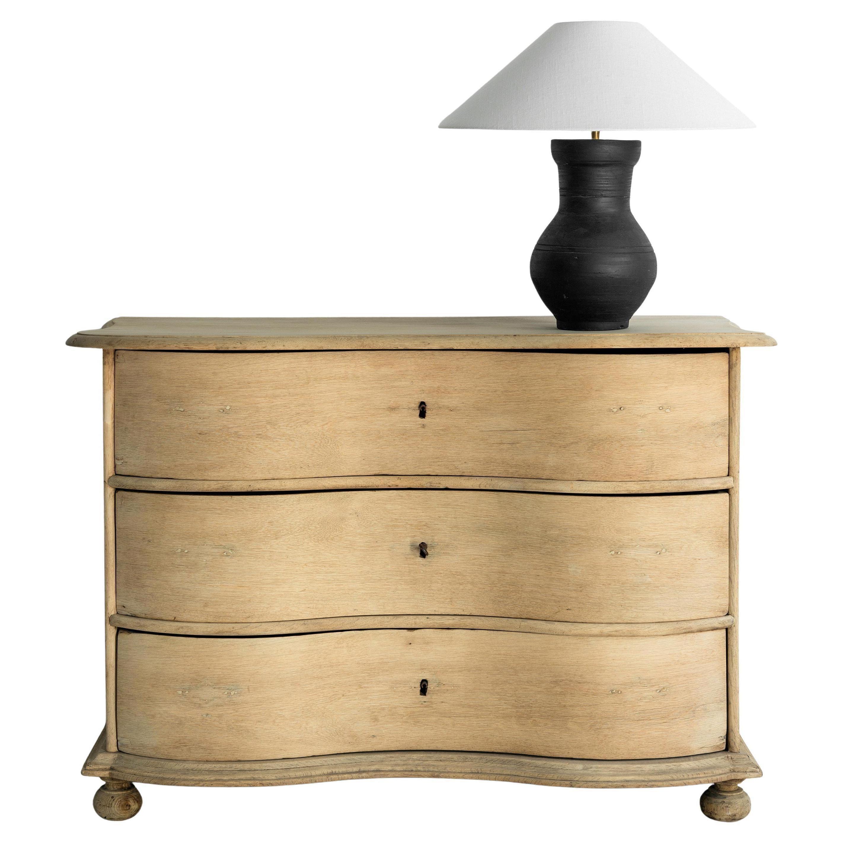 Beautiful simple Swedish, Danish, or Schleswig- Holstein 18th century Baroque commode Galbée in oak. Soft, undulating lines to the front. Beautiful pale oatmeal color and silky smooth finish. 

A piece of great elegance and purity that works in
