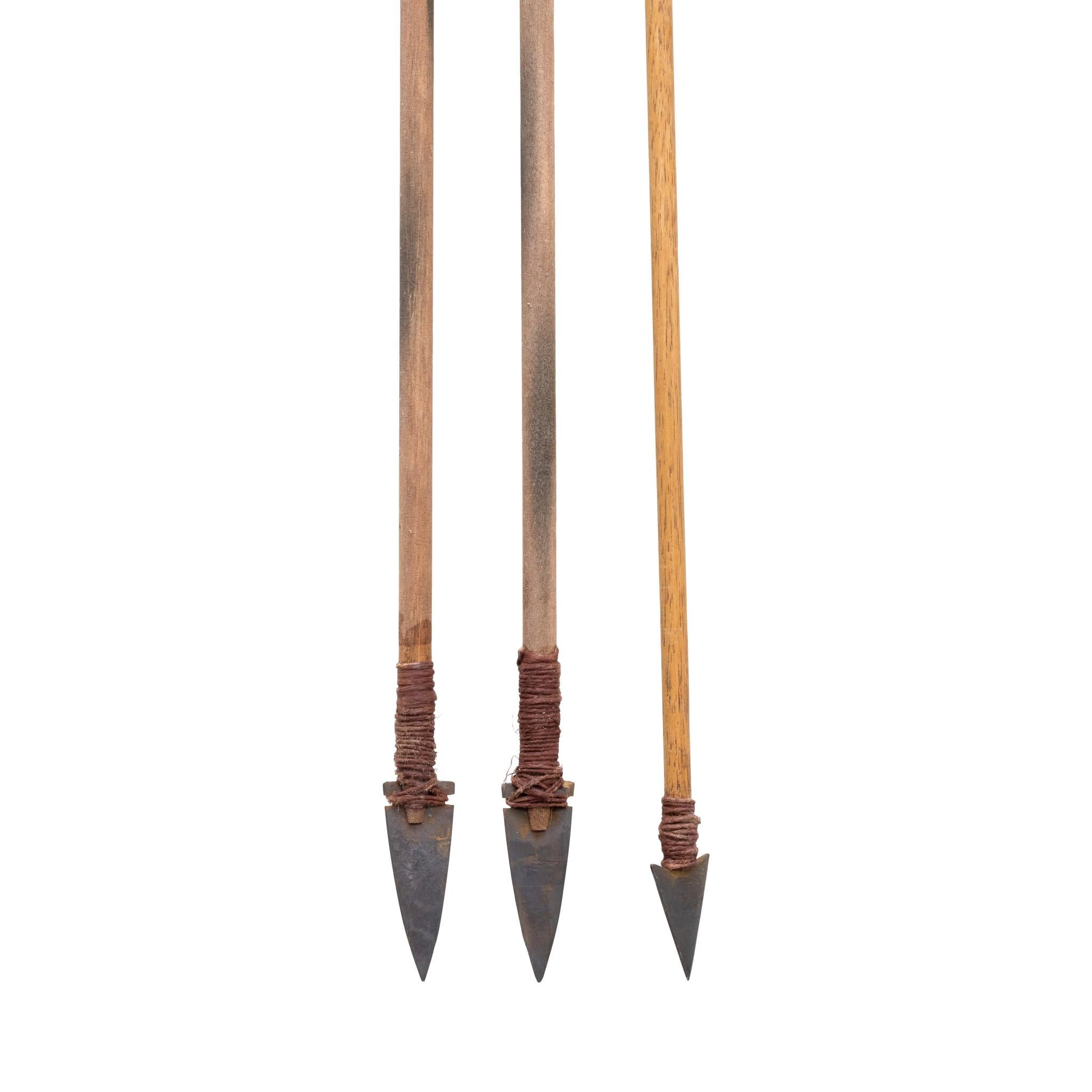 Portabandiera, faretra, arco e frecce con perline e trapuntatura del XIX secolo, proveniente dalla collezione Northern Cheyenne ex-Forest Fenn. Il pezzo presenta un corpo conciato all'indiana, cucito a pinza con frange di pelle indiana e ornato con