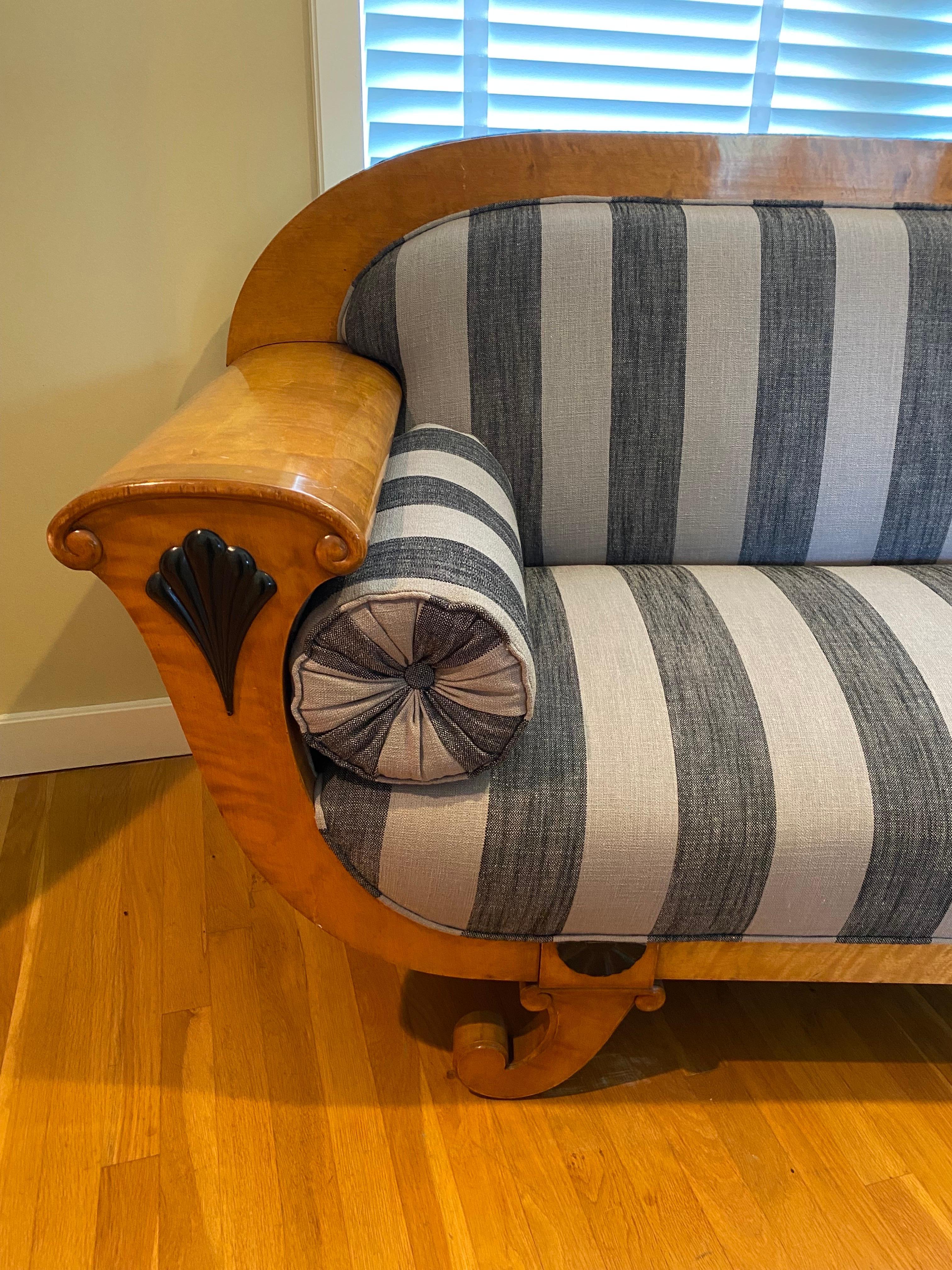 Sofá Biedermeier de abedul del norte de Europa con detalles de madera ebonizada, principios del siglo XX en venta 8