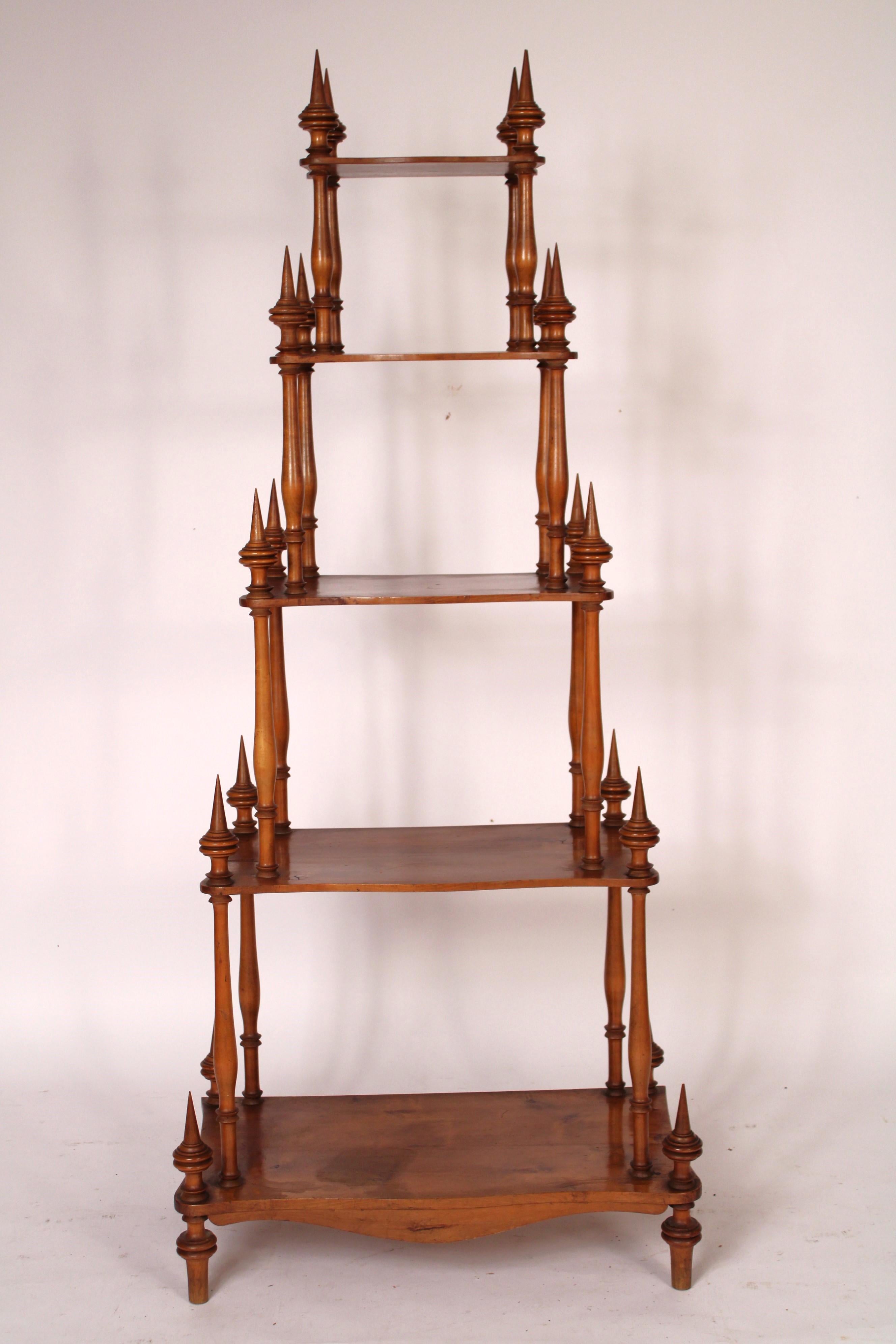 Etagère en bois fruitier à 5 niveaux de style Biedermeier, fin du 19e siècle. Avec 5 étagères, les 5 étagères sont graduées en taille avec des bords avant en forme de serpentin, chaque étagère a 4 épis de faîtage en forme de flèche. Excellent pour