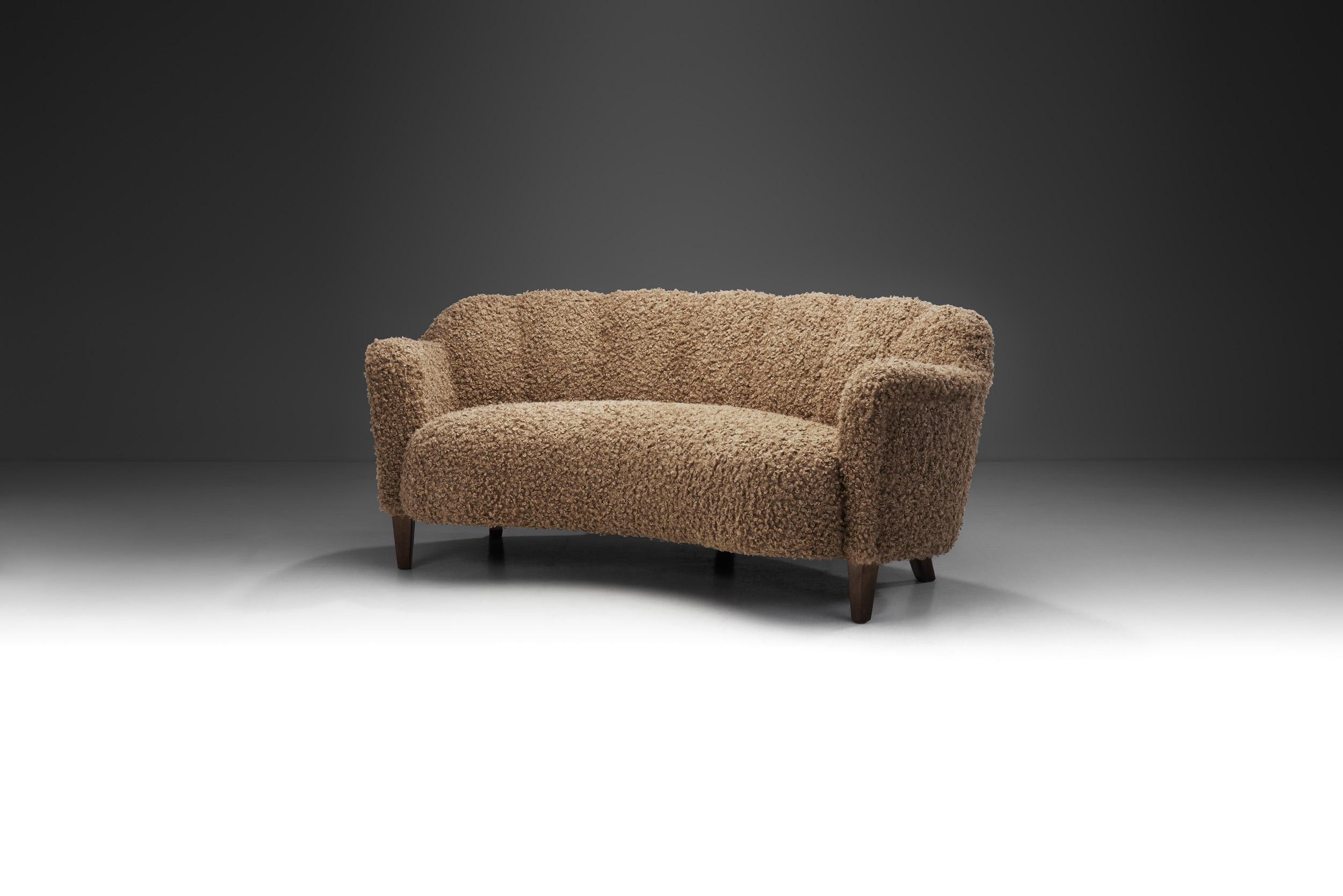 Das geschwungene Sofa, auch Bananensofa genannt, wird oft als das am weitesten verbreitete Möbelstück angesehen. Ein Sofa mit abgerundeten Formen ist zwar nicht bahnbrechend, war aber in der Regel Menschen vorbehalten, die es sich leisten konnten,