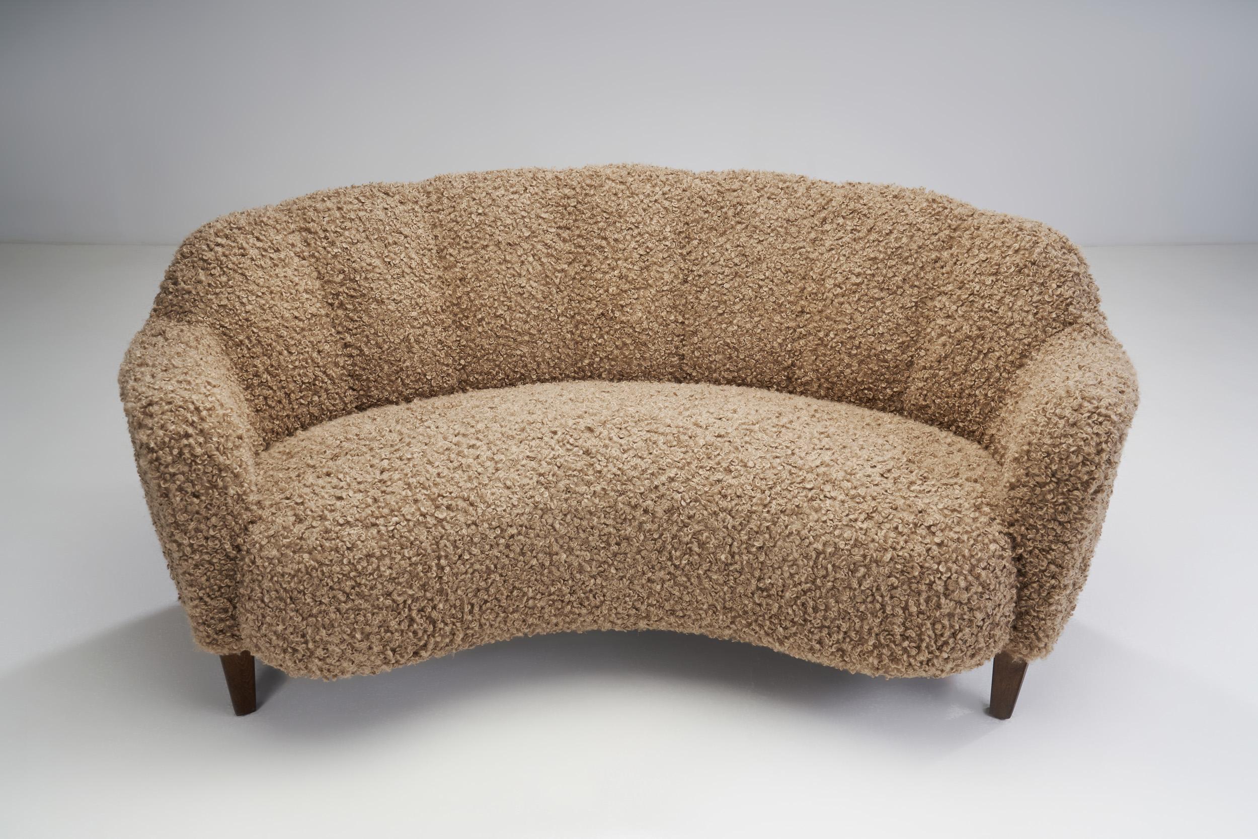 Northern European Curved Three-Seater Sofa, Europe, ca 1950s For Sale 2