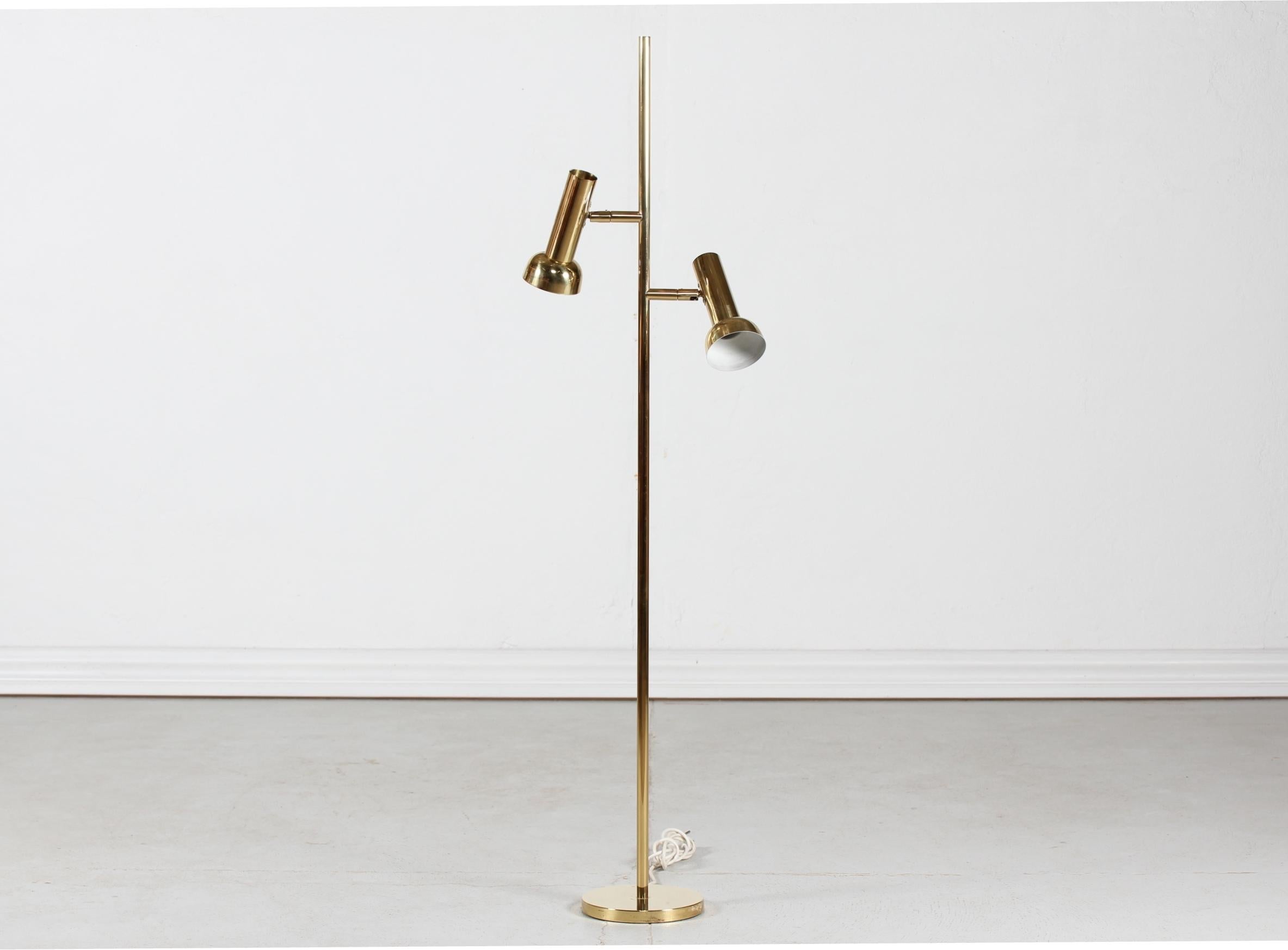 Mid-century Northern European floor lamp from the 1970´s, probably Swedish or German.
The floor lamp is made in good quality of brass with lacquer and has adjustable shades.

Height 149 cm
Width 35 cm with the shades in vertical