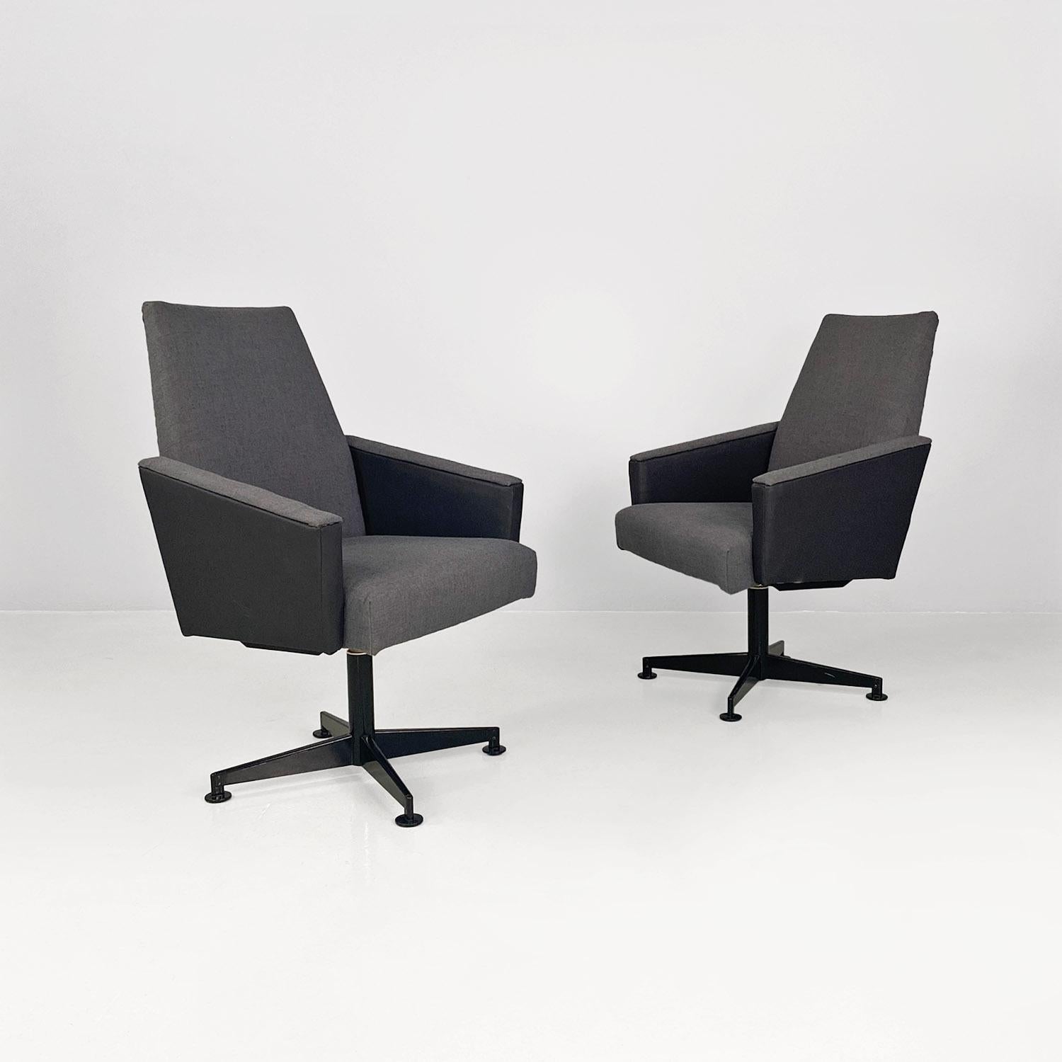 Fauteuils pivotants gris en tissu et métal d'Europe du Nord 1960
Fauteuils d'origine nord-européenne, avec une structure pivotante en métal noir et un piètement à trois pieds, avec des accoudoirs avec un nouveau padding recouverts des deux côtés de