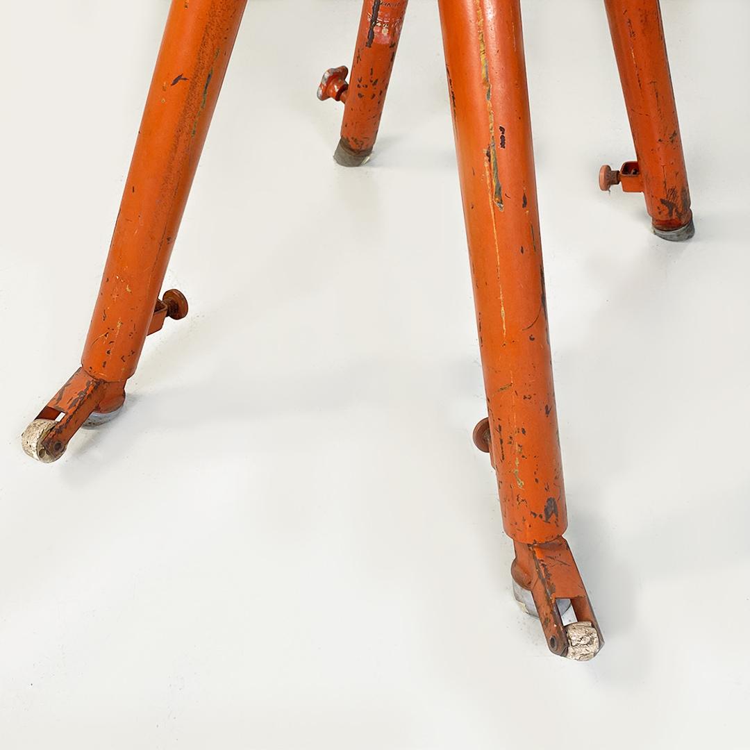 Nordeuropäisches Turnpferd aus der Mitte des Jahrhunderts aus orangefarbenem Metall und braunem Wildleder, 1960er Jahre im Angebot 1