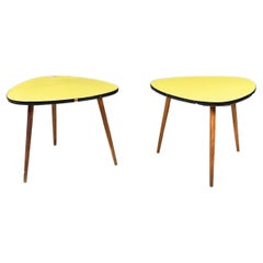 Tables basses en bois jaune et formica noir d'Europe du Nord du milieu du siècle dernier, années 1960