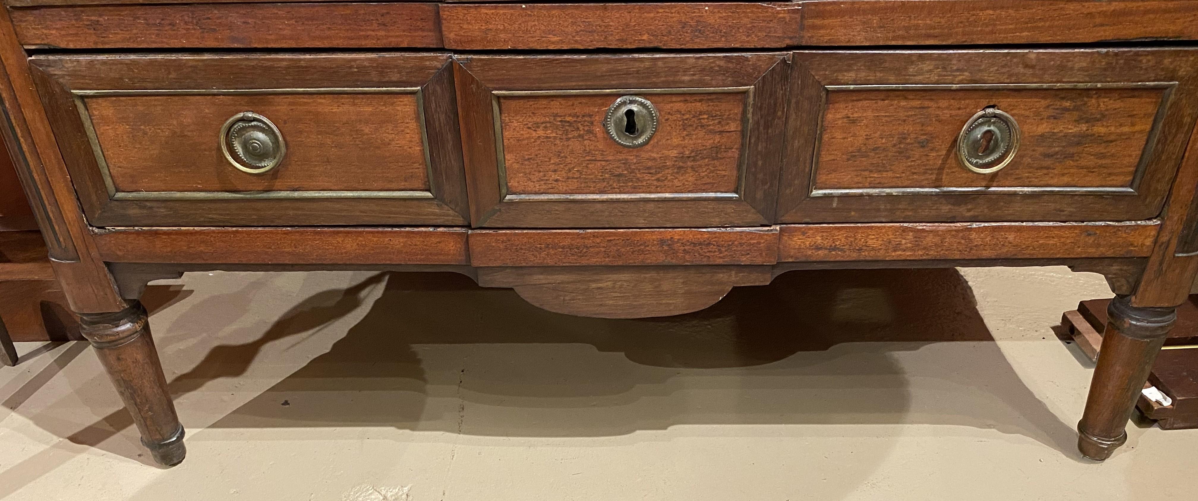 Commode neoclassica del Nord Europa in mogano con intarsi in ebano del 1790 circa in vendita 2