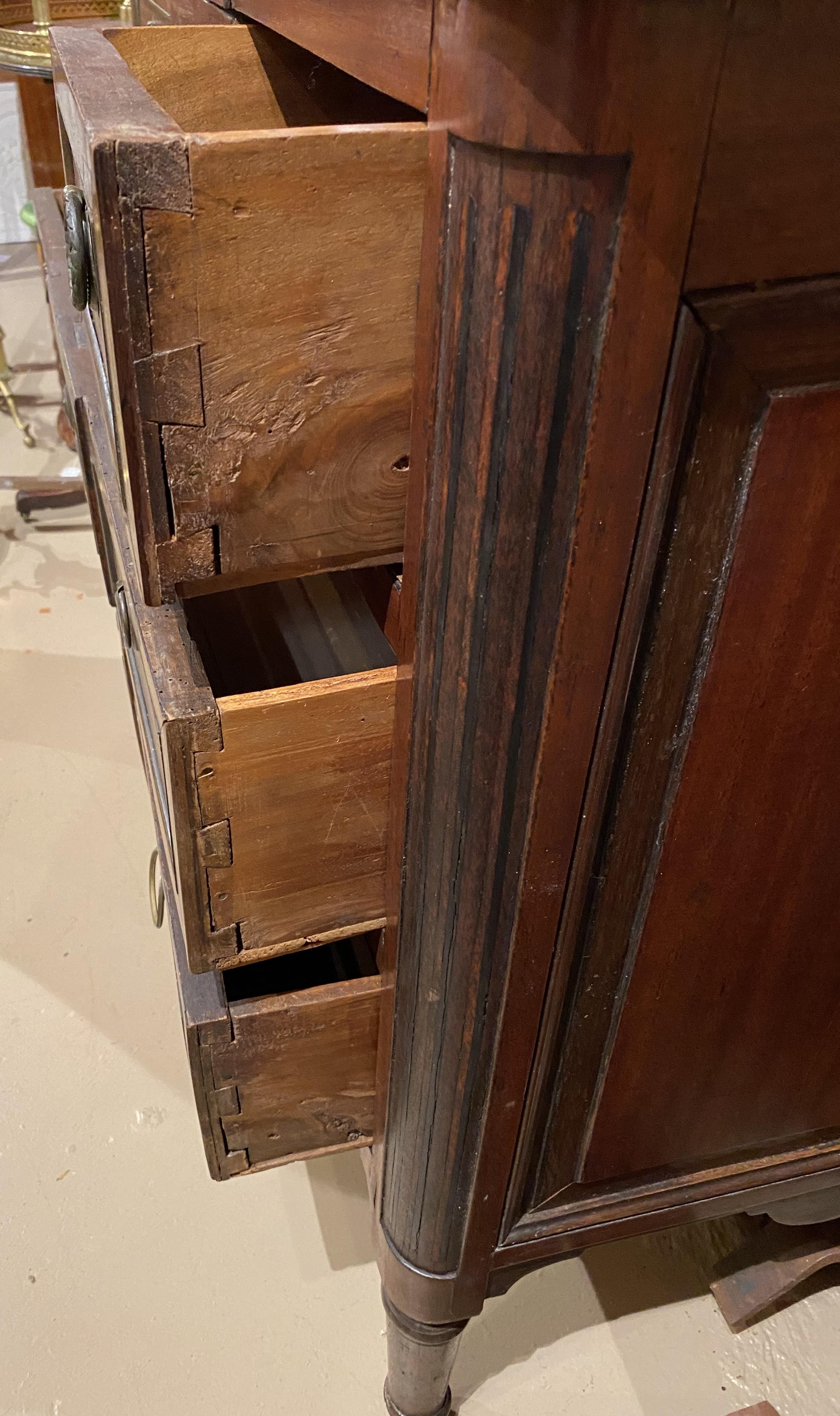 Europeo Commode neoclassica del Nord Europa in mogano con intarsi in ebano del 1790 circa in vendita