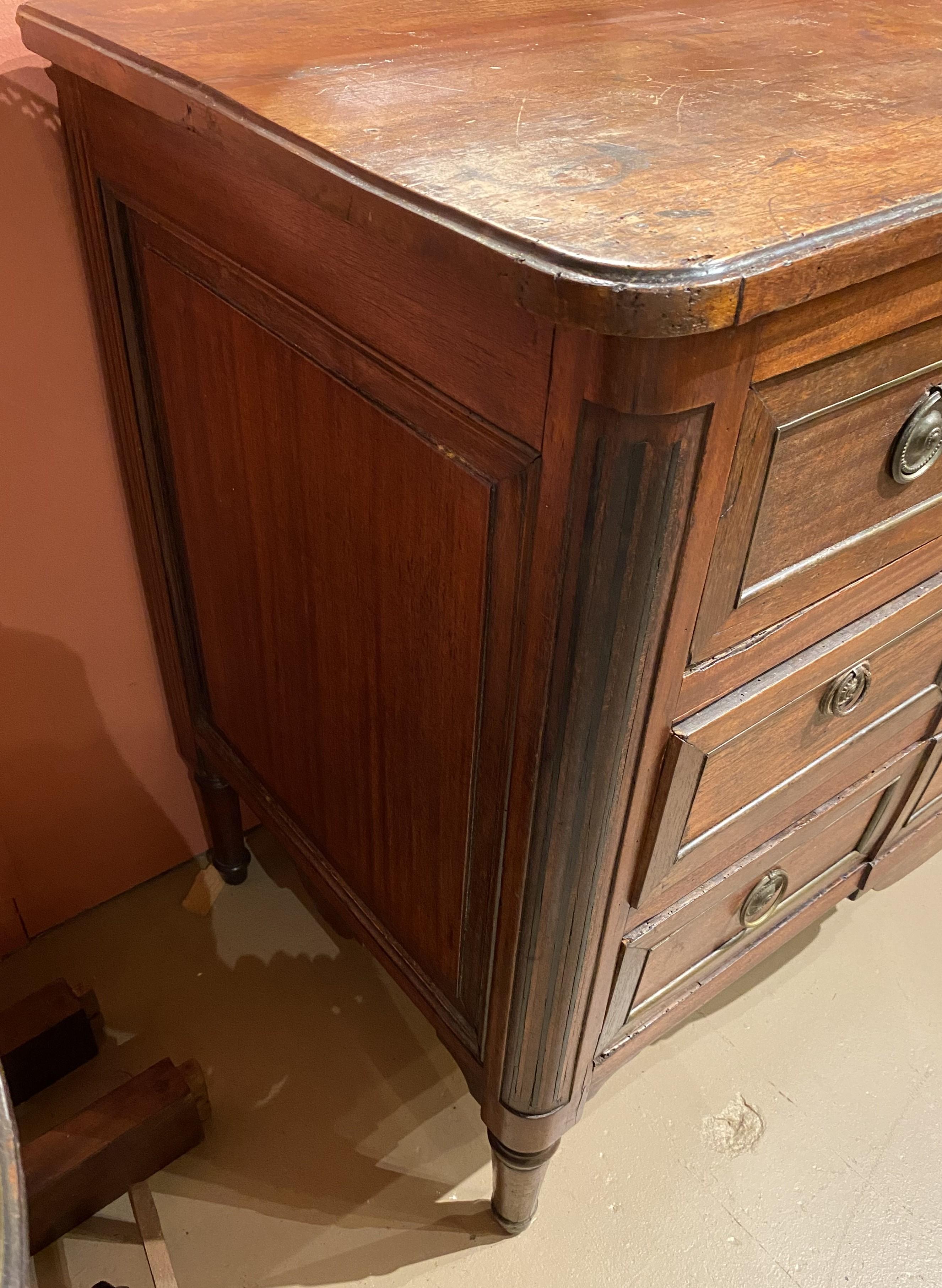 Commode neoclassica del Nord Europa in mogano con intarsi in ebano del 1790 circa In condizioni buone in vendita a Milford, NH