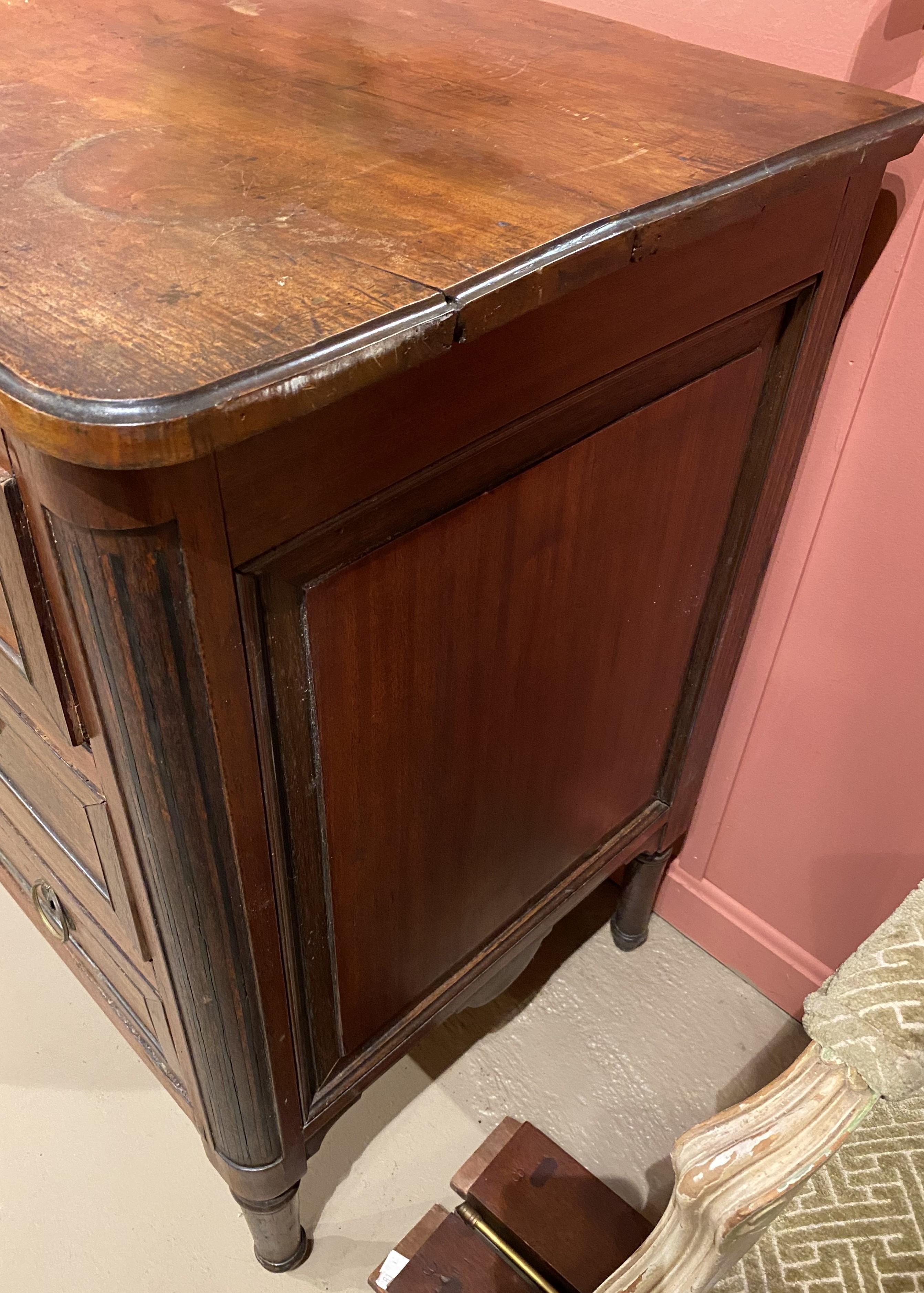 Fine XVIII secolo Commode neoclassica del Nord Europa in mogano con intarsi in ebano del 1790 circa in vendita