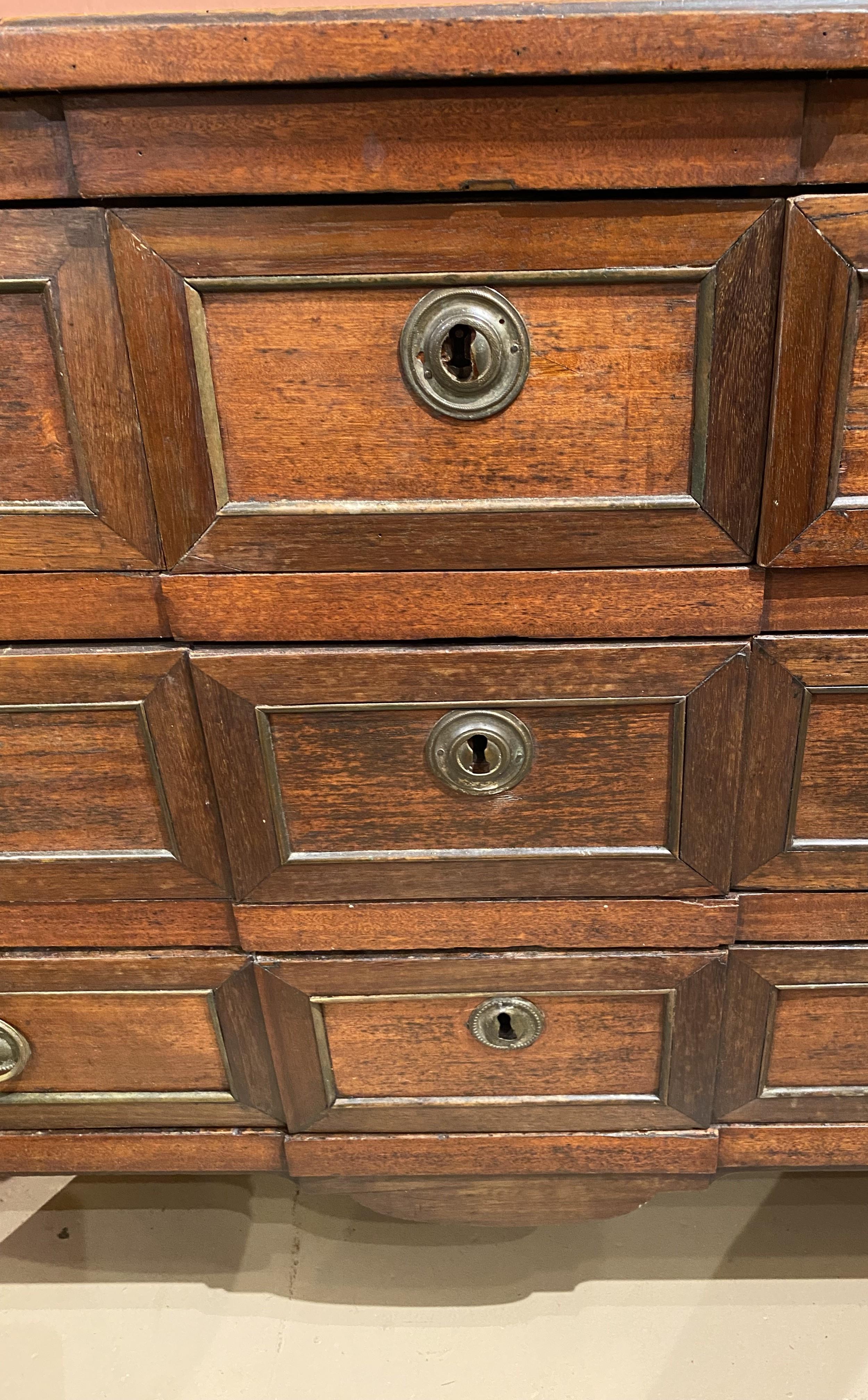 Commode neoclassica del Nord Europa in mogano con intarsi in ebano del 1790 circa in vendita 1