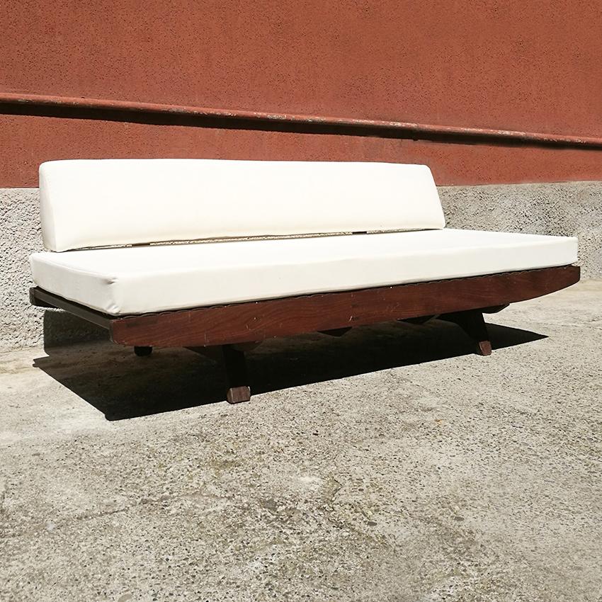 Italian Sofa in Wooden Frame and White Fabric by Elam, 1960s
Italian relaxing sofa, covered in white velvet, with mechanism that can be used as a single bed by Elam.

Perfect conditions
Measures: 185 x 74 x 70 H cm.