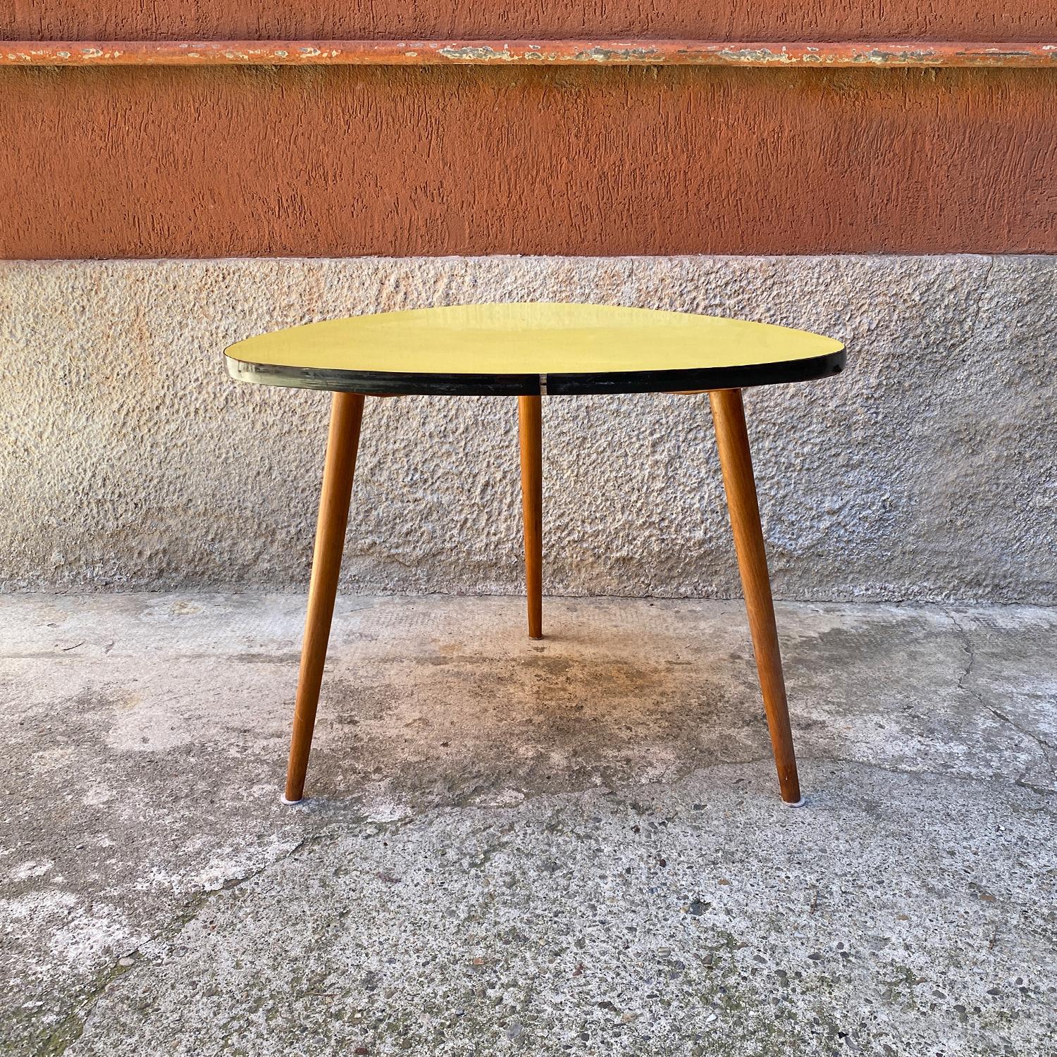 Northern European yellow coffee table with original solid beech legs, 1960s
Yellow coffee table of northern European origin, with yellow Formica top with rounded corners, original of the time and with legs in solid beech.

Good general