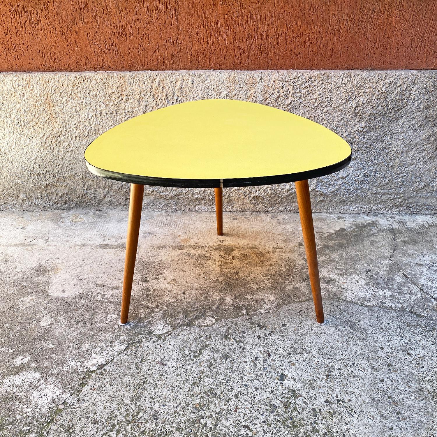 Mid-Century Modern Table basse jaune d'Europe du Nord avec pieds d'origine en hêtre massif, années 1960 en vente