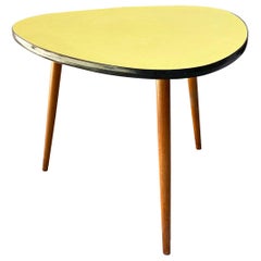 Table basse jaune d'Europe du Nord avec pieds d'origine en hêtre massif, années 1960