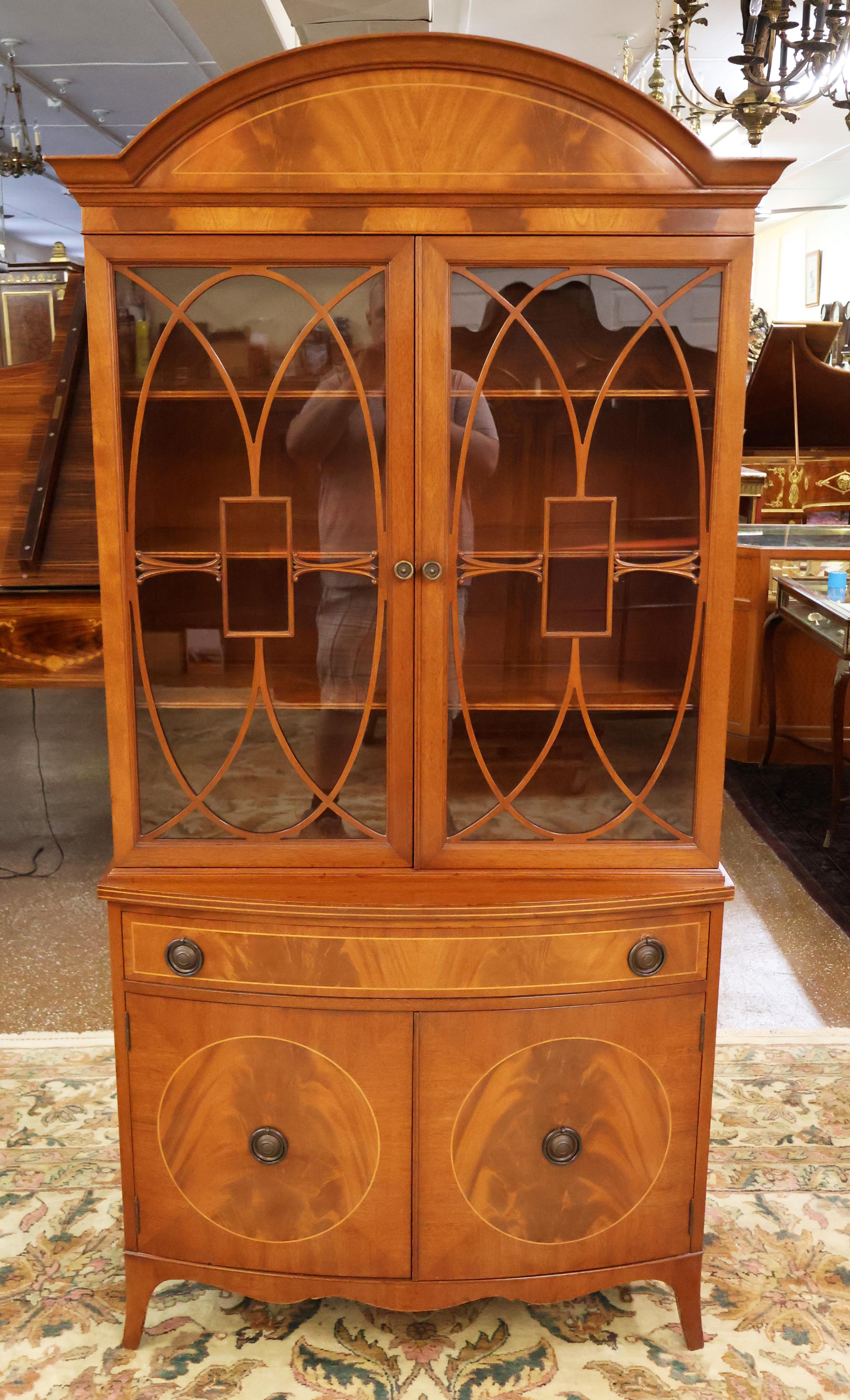 Northern Furniture Company Mahagoni George III Stil Liquor China Kabinett (amerikanisch) im Angebot