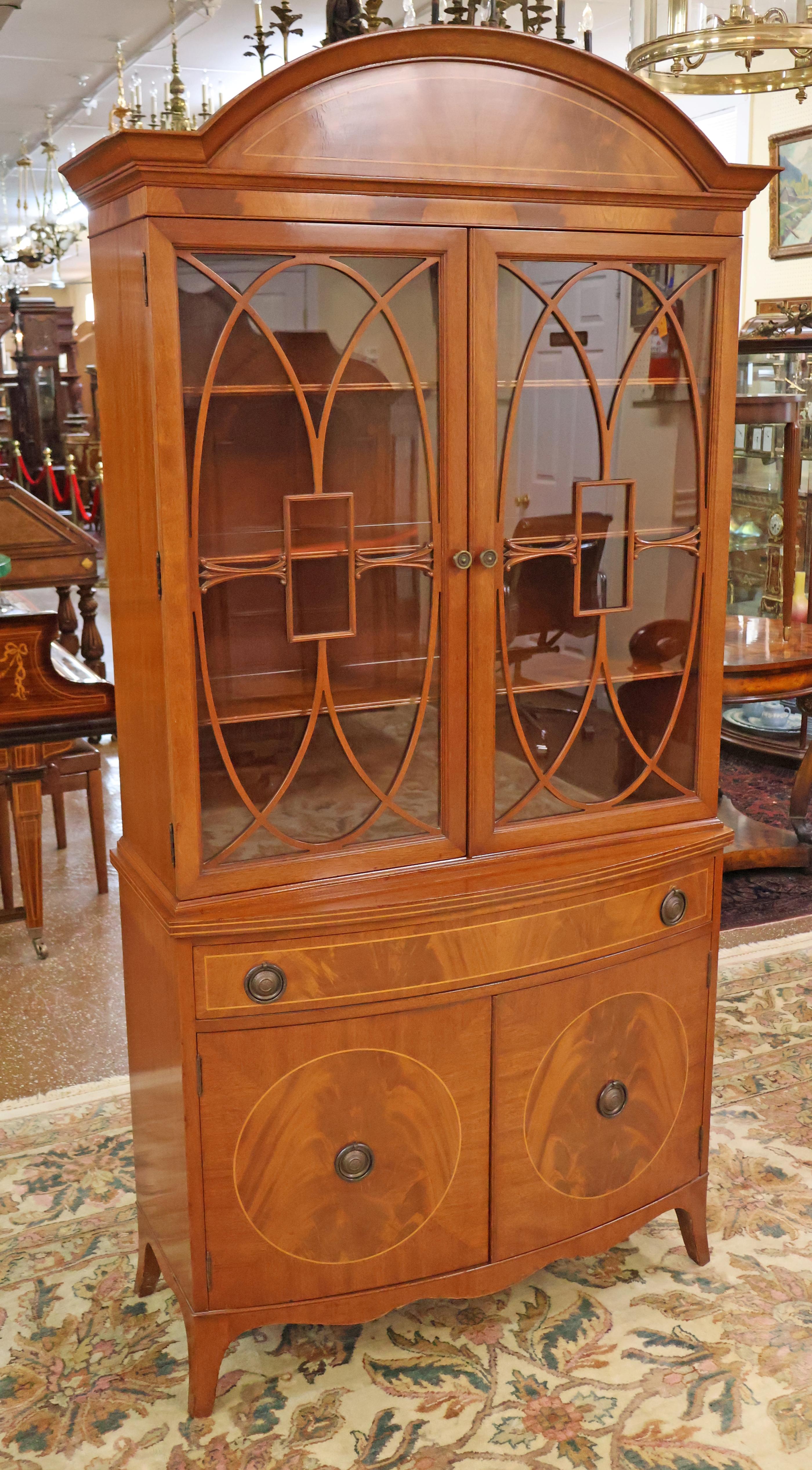 Northern Furniture Company Mahagoni George III Stil Liquor China Kabinett im Zustand „Gut“ im Angebot in Long Branch, NJ