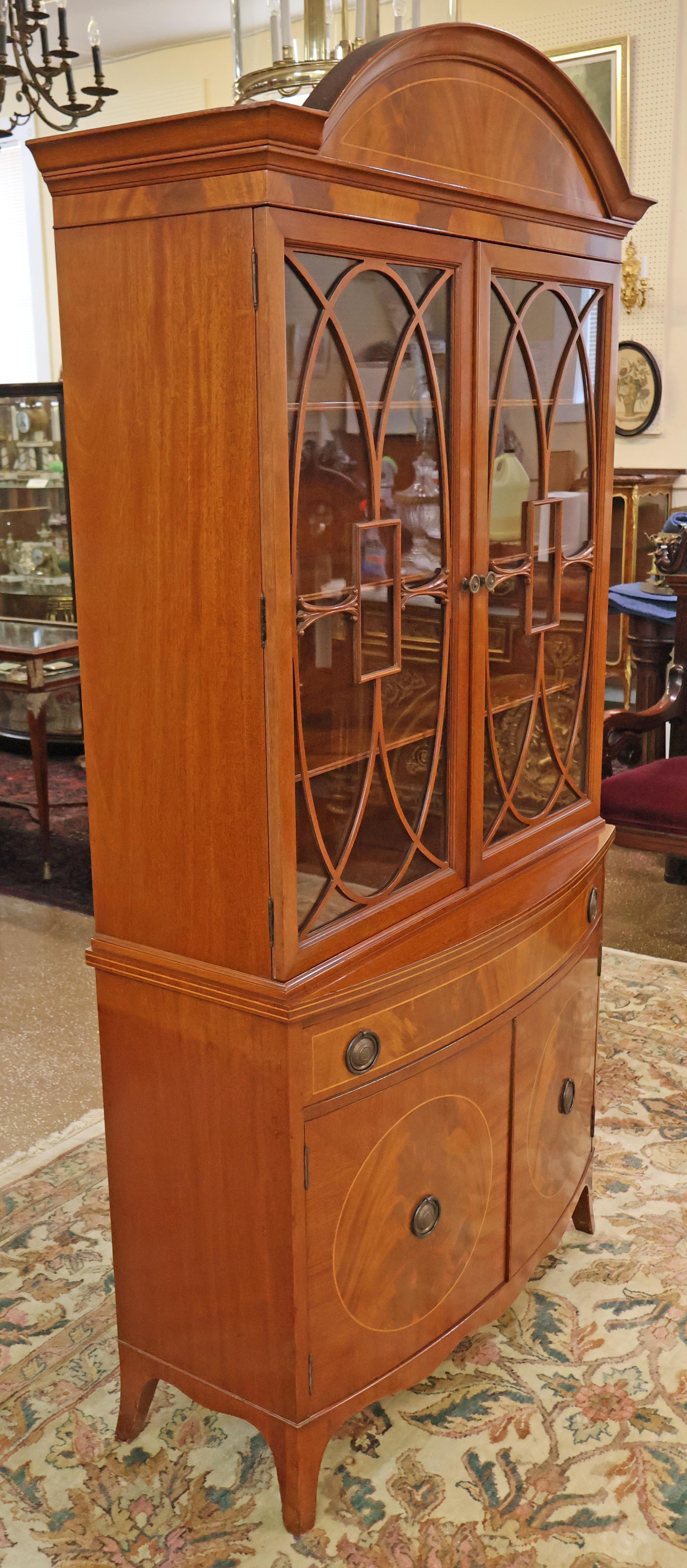 Northern Furniture Company Mahagoni George III Stil Liquor China Kabinett (Mitte des 20. Jahrhunderts) im Angebot