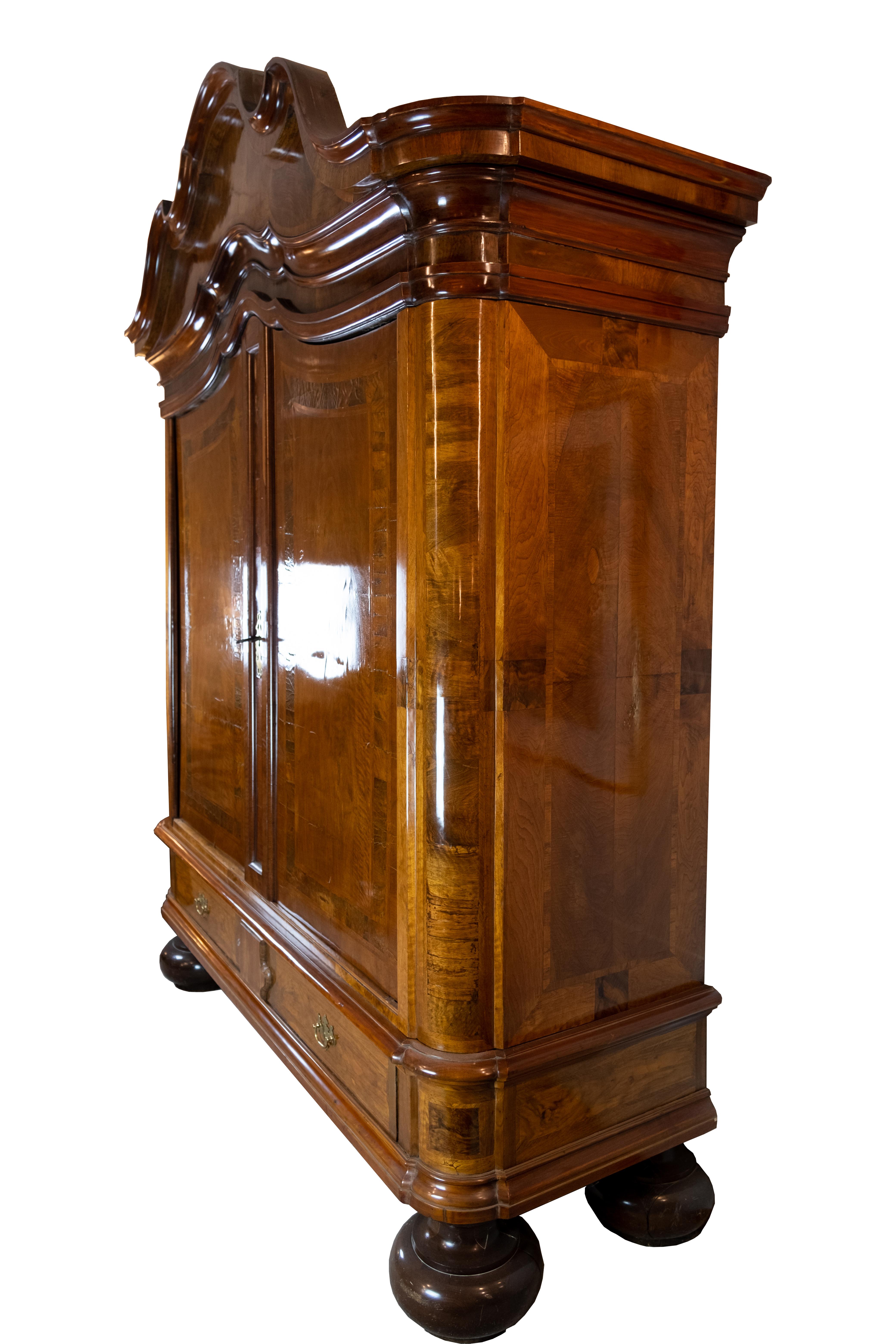 Northern German Baroque Cabinet of Walnut and Oak from circa 1730 For Sale 6