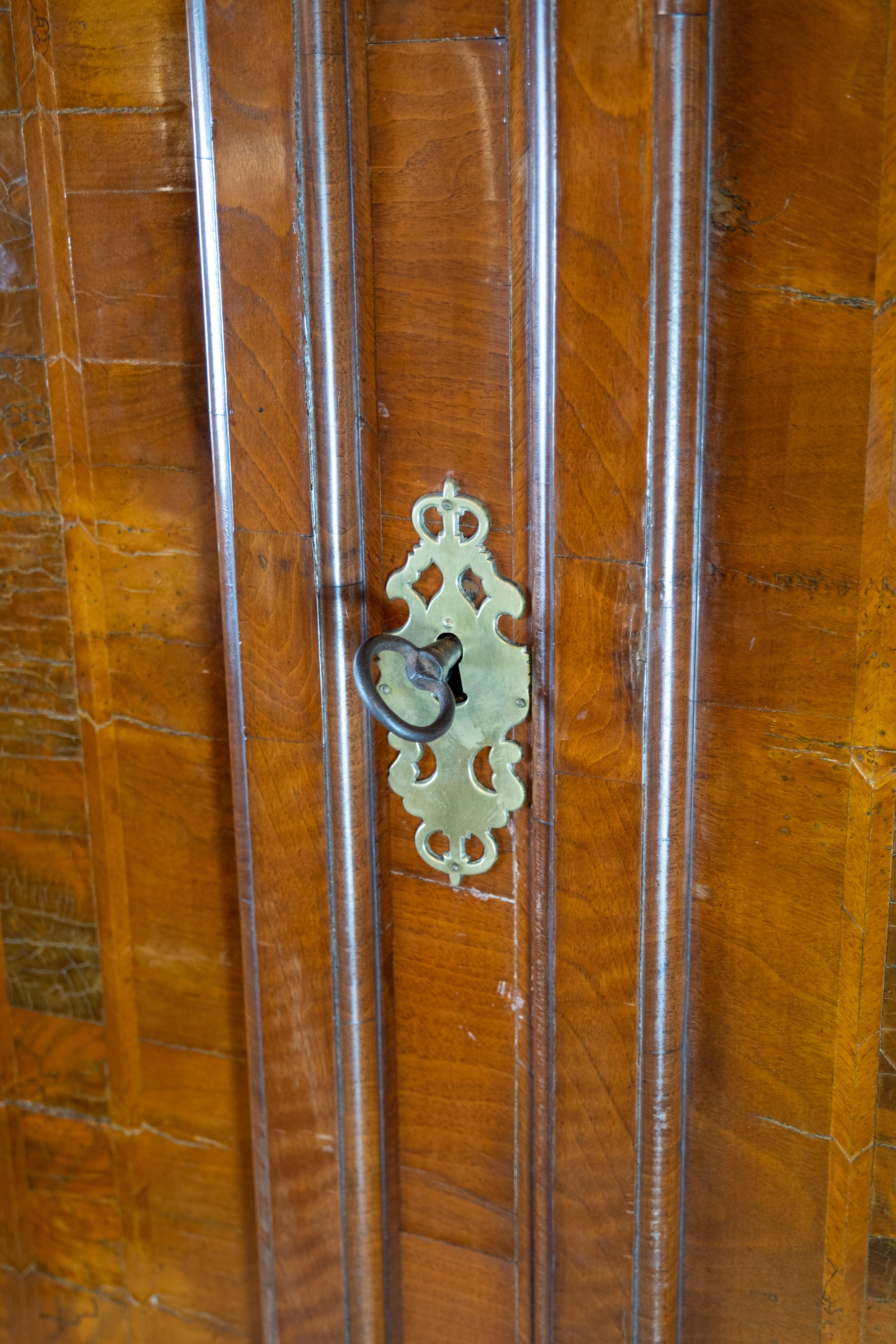 Northern German Baroque Cabinet of Walnut and Oak from circa 1730 In Good Condition For Sale In Lejre, DK