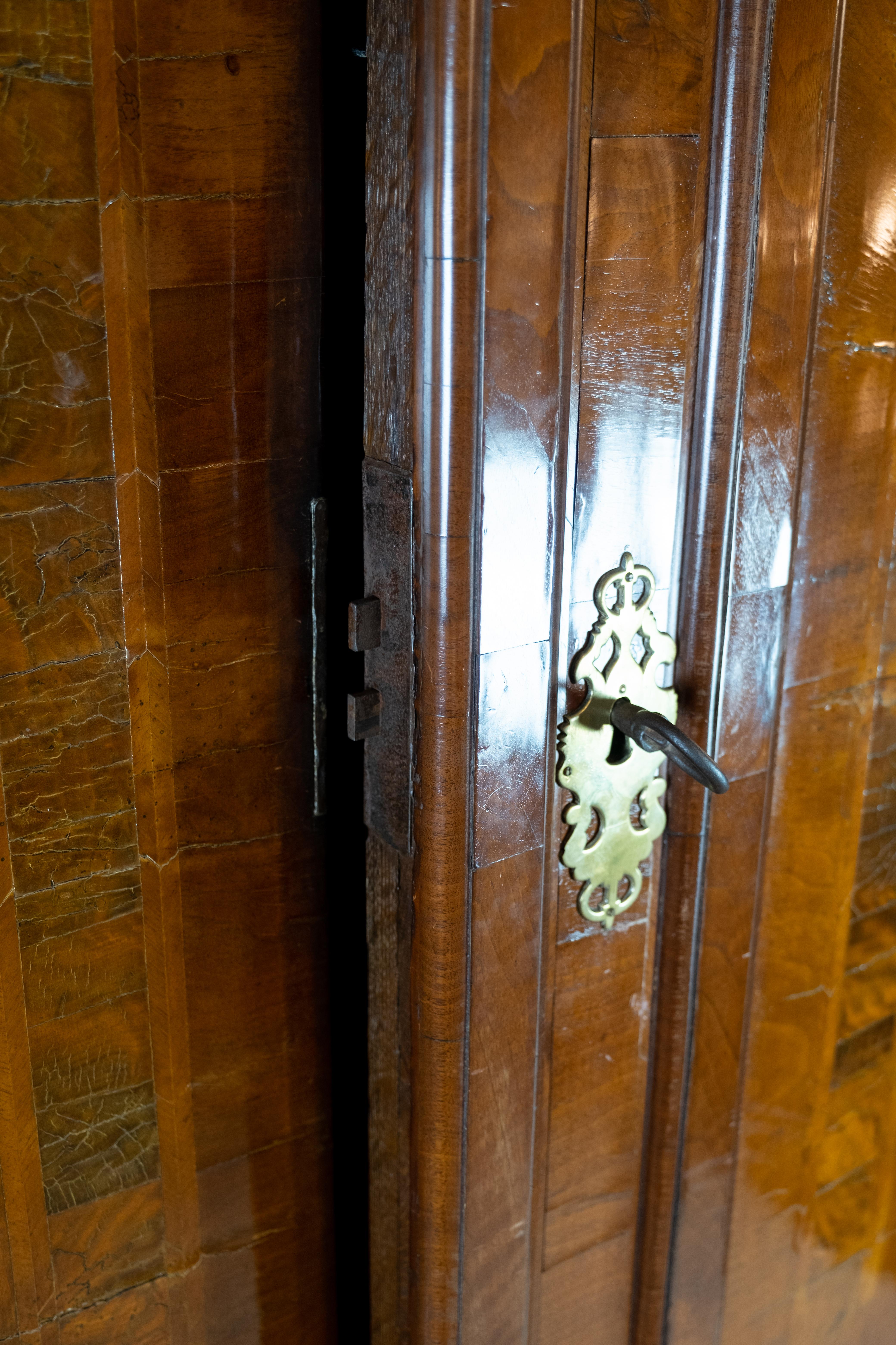 Northern German Baroque Cabinet of Walnut and Oak from circa 1730 For Sale 2