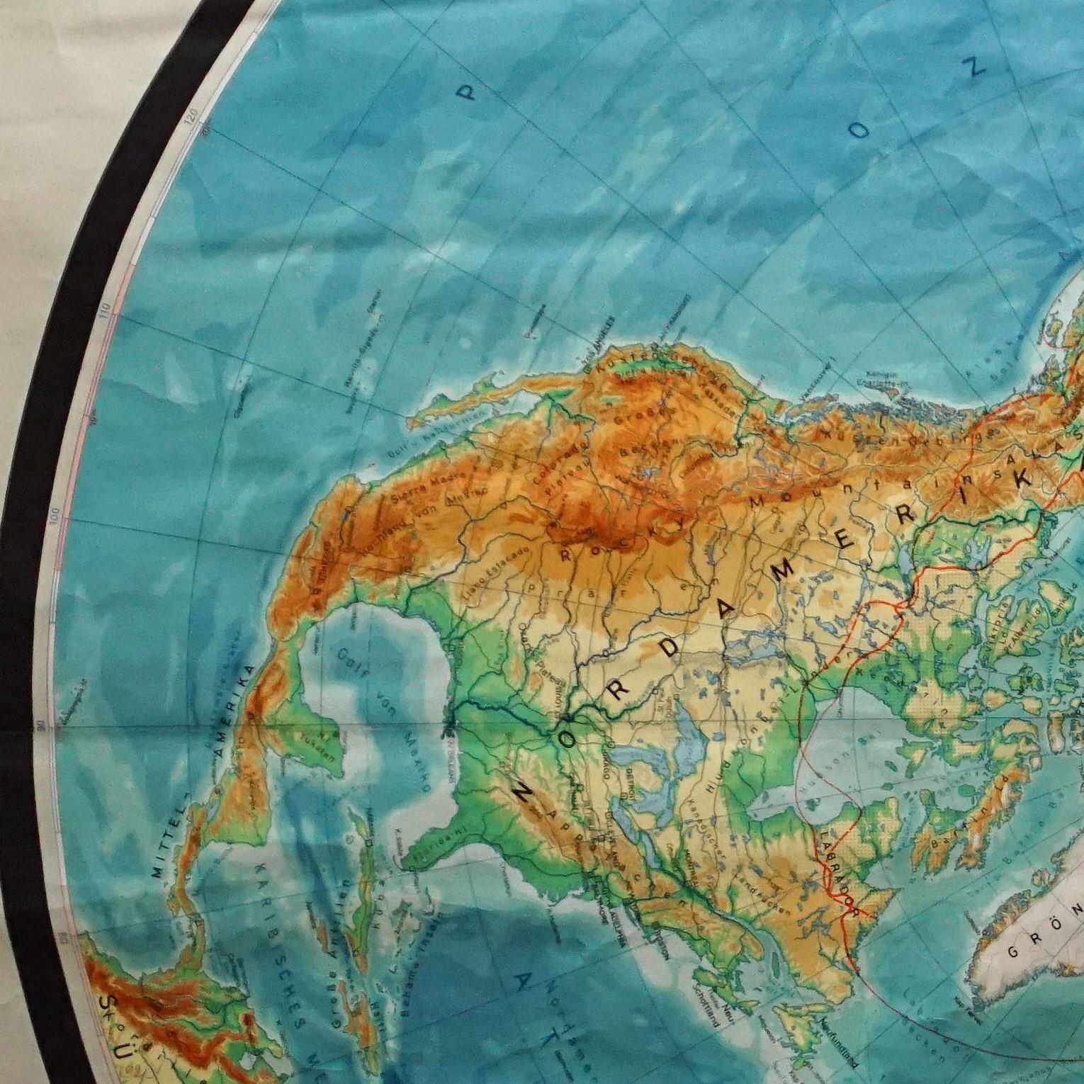 Une superbe carte à déplier ou un tableau mural ancien illustrant l'hémisphère nord de la terre. Publié par Prof. Dr. C. Troll, Flemmings Verlag Hamburg. Impression colorée sur papier renforcé par de la toile.
Mesures :
Largeur 170cm (66.93