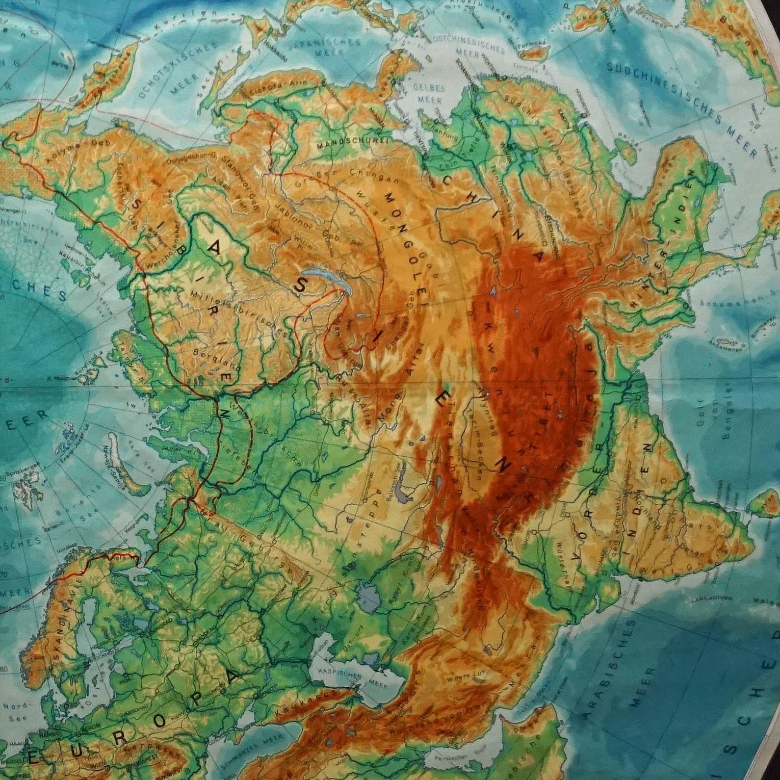 Allemand Carte murale vintage du monde de l'hémisphère nord d'une carte à rouler en vente