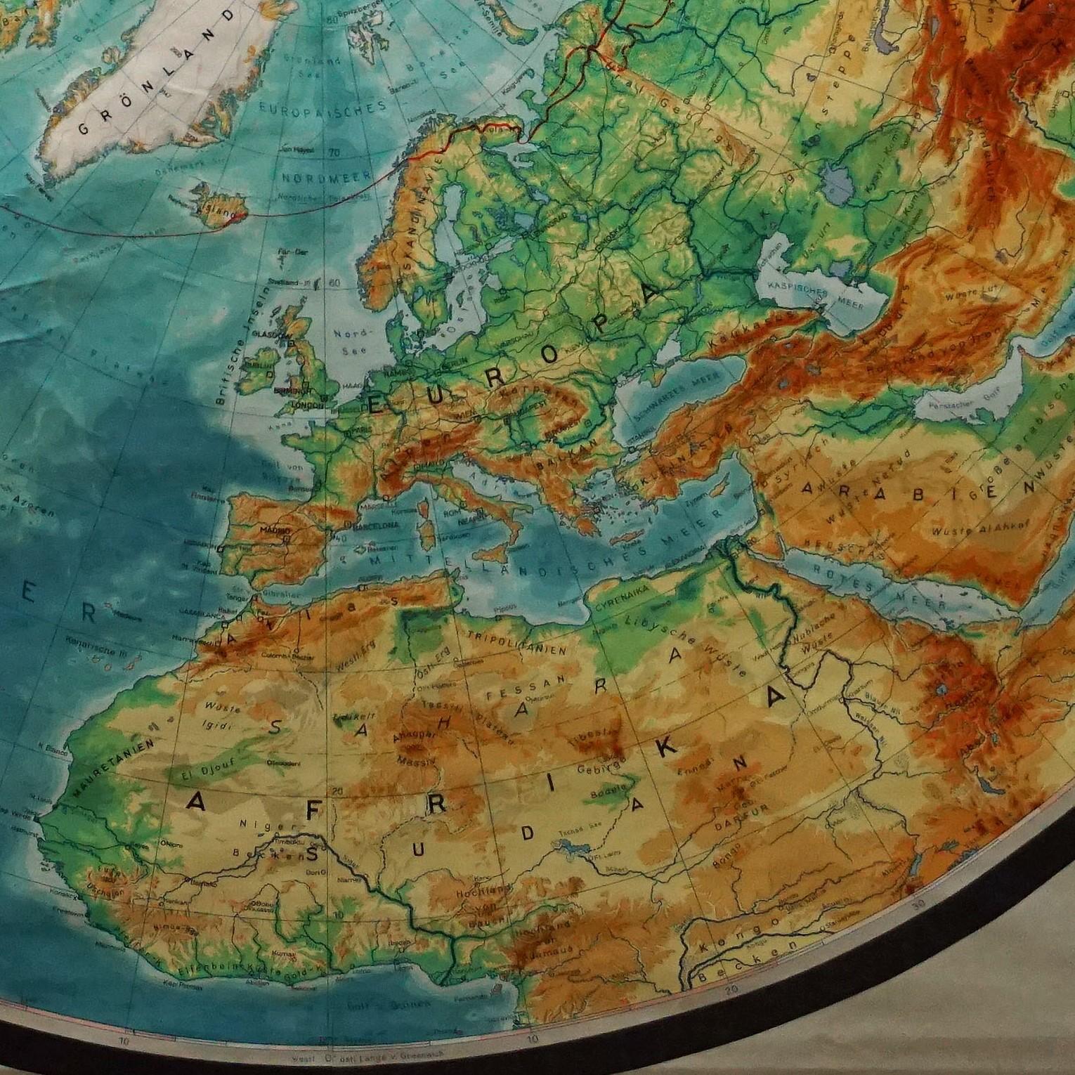 Carte murale vintage du monde de l'hémisphère nord d'une carte à rouler Bon état - En vente à Berghuelen, DE