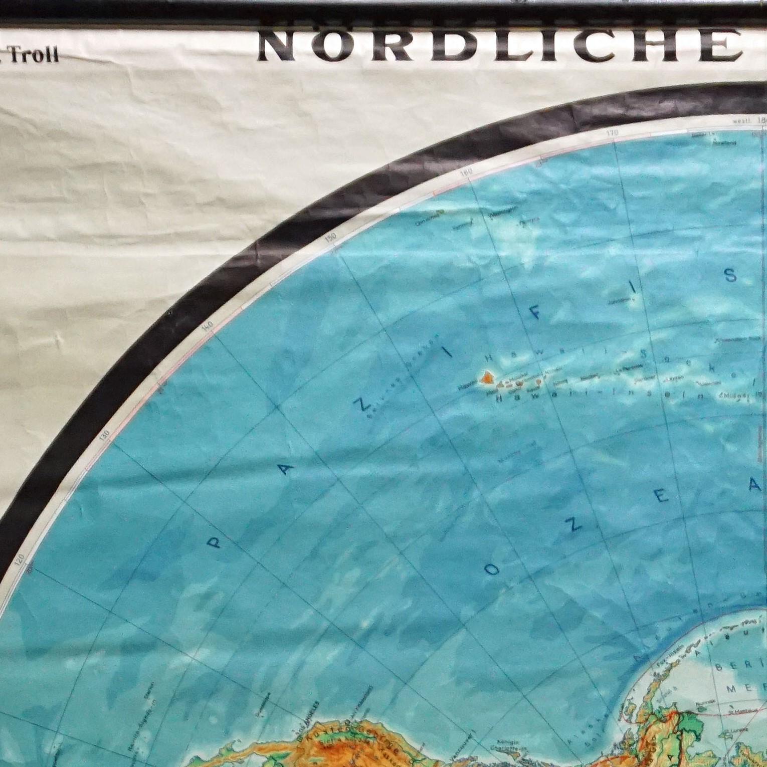 20ième siècle Carte murale vintage du monde de l'hémisphère nord d'une carte à rouler en vente