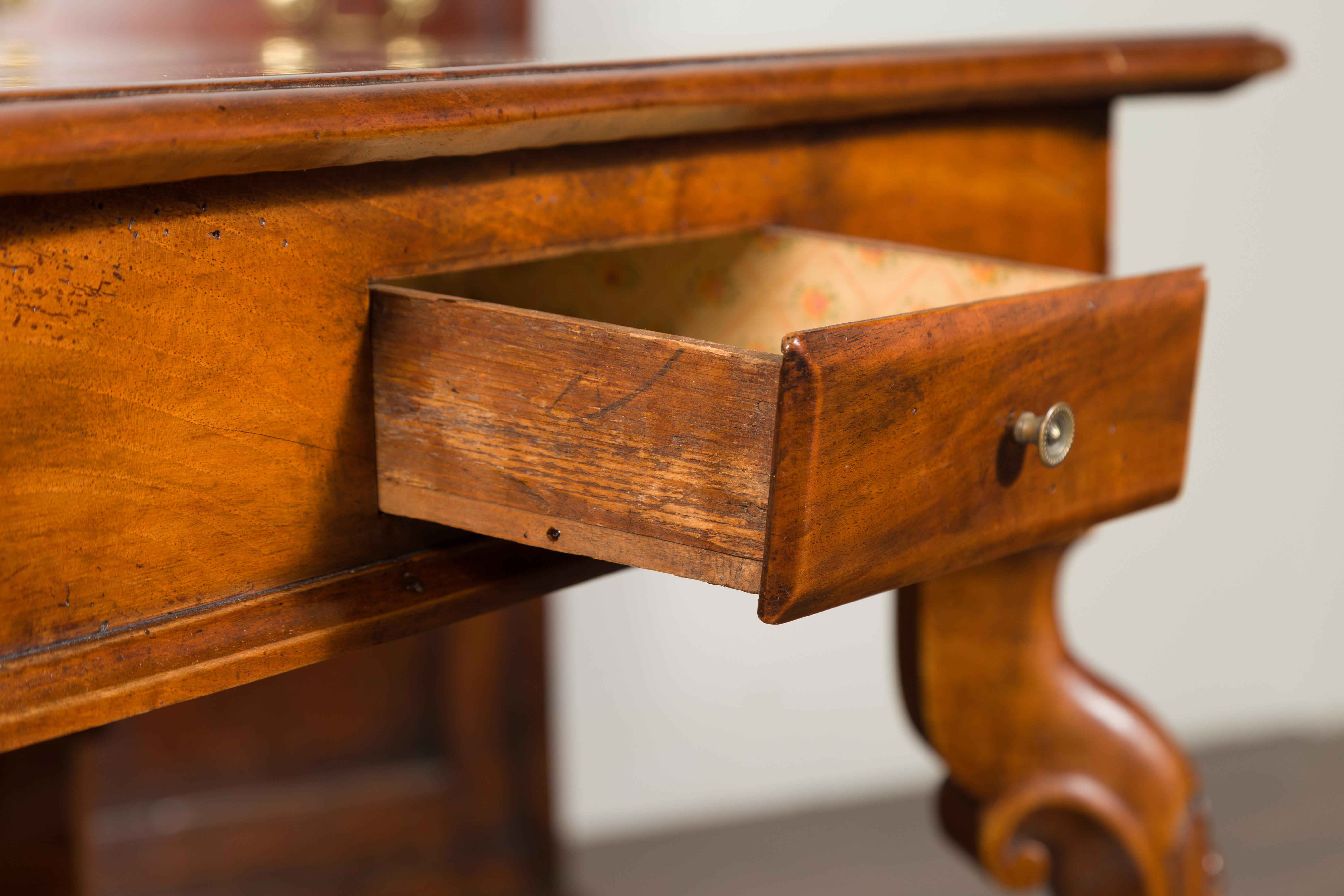 Northern Italian 1720s Régence Walnut Side Table with Four Drawers and Cabrioles 5