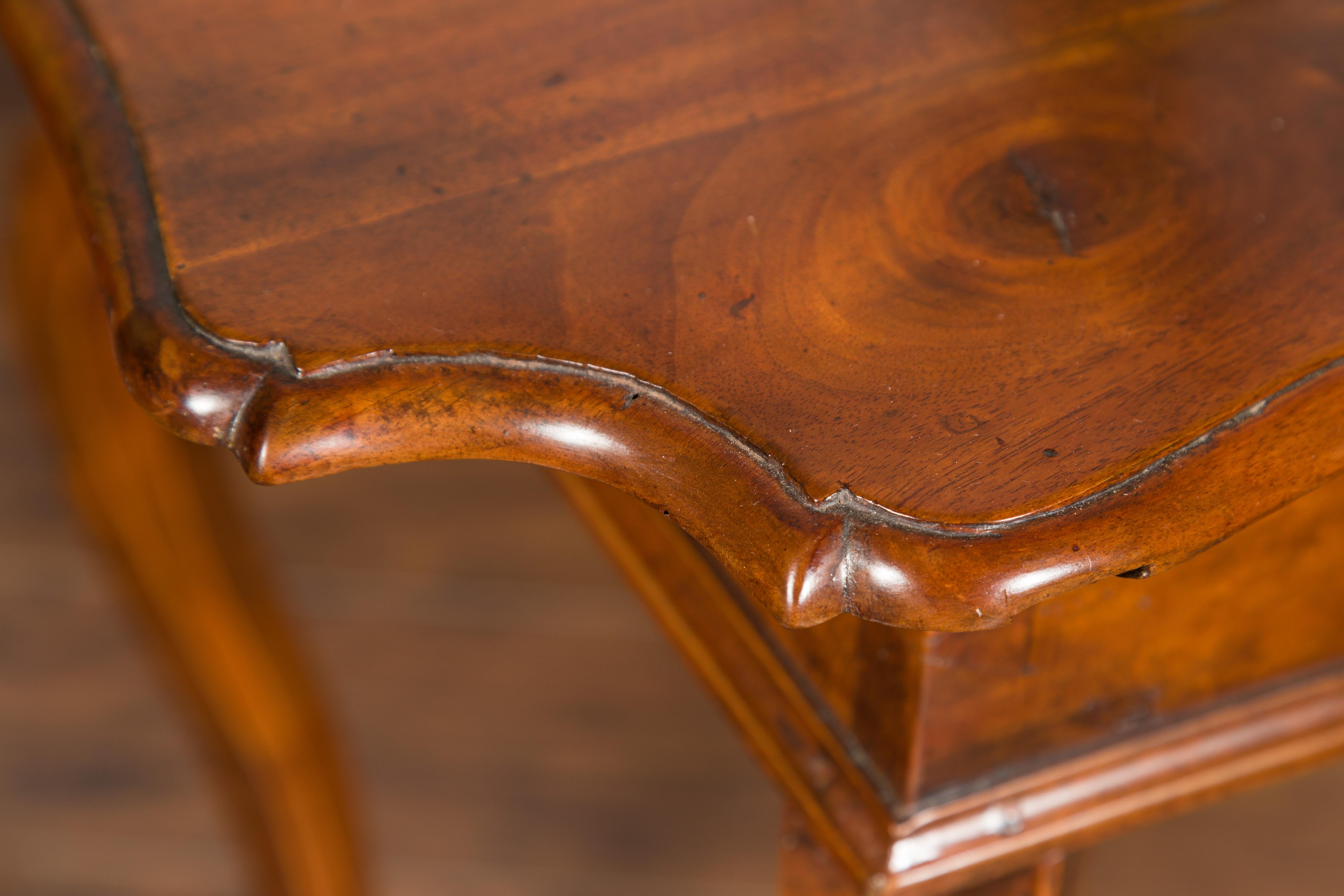 Northern Italian 1720s Régence Walnut Side Table with Four Drawers and Cabrioles 6