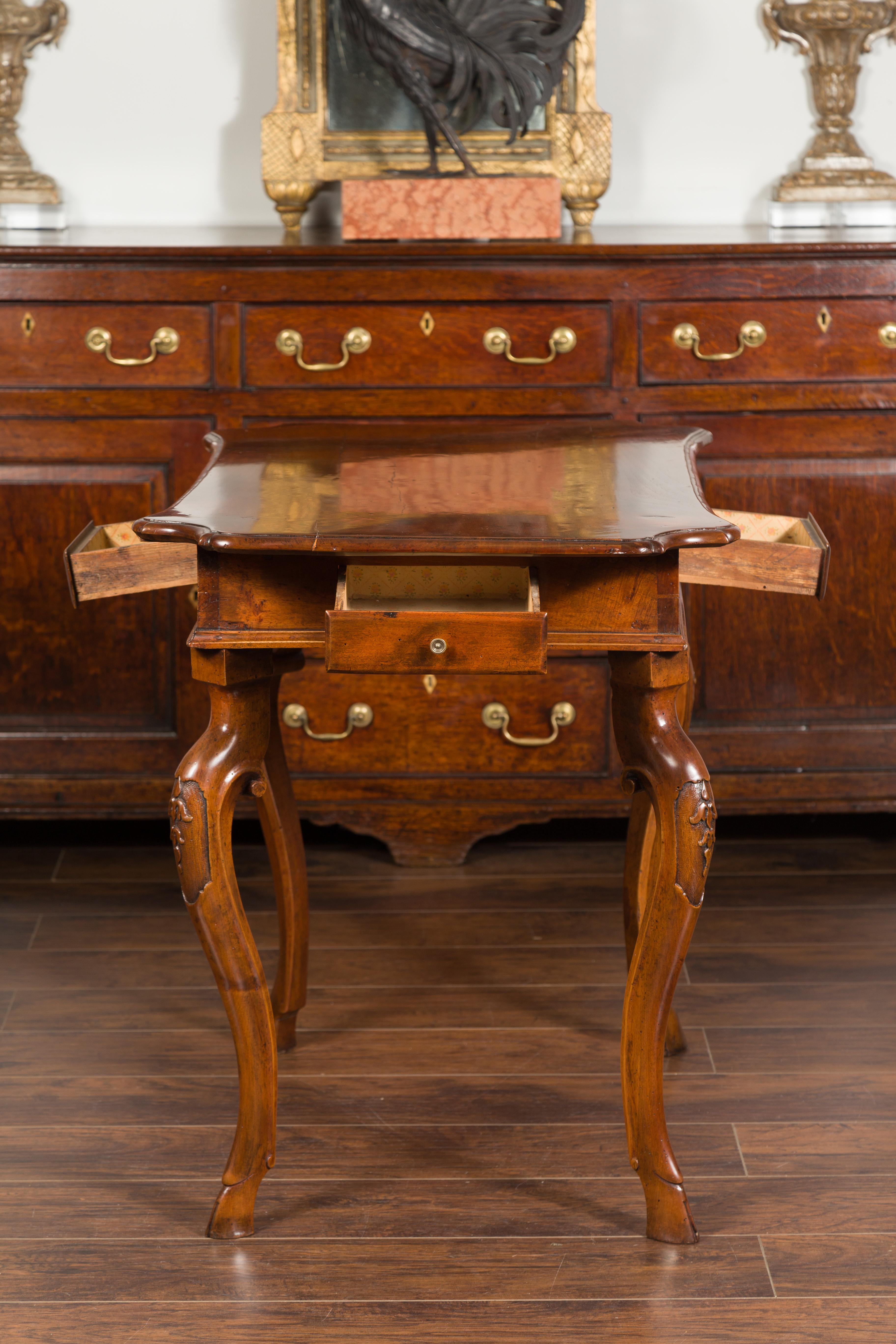 Northern Italian 1720s Régence Walnut Side Table with Four Drawers and Cabrioles 8