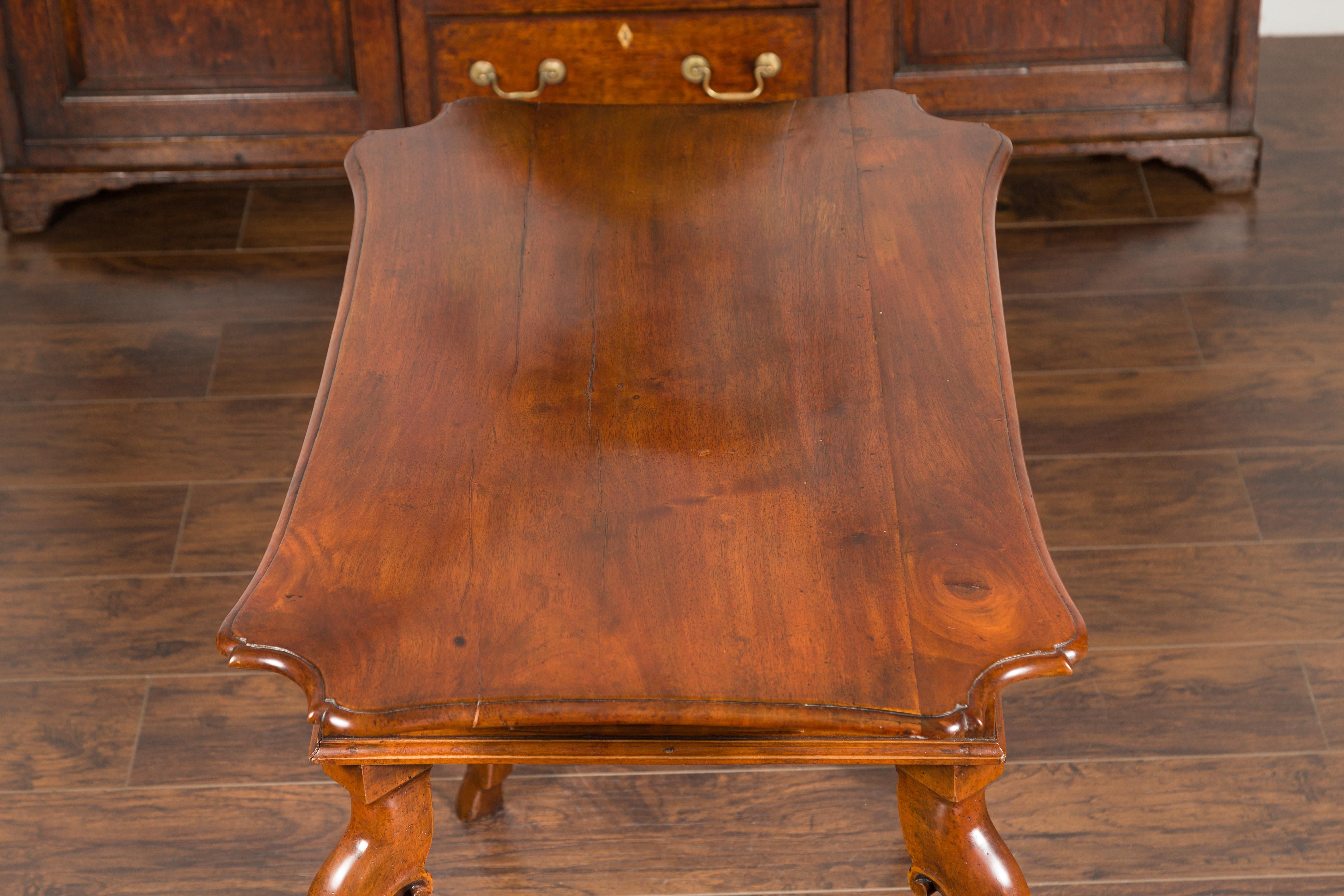 Northern Italian 1720s Régence Walnut Side Table with Four Drawers and Cabrioles 9