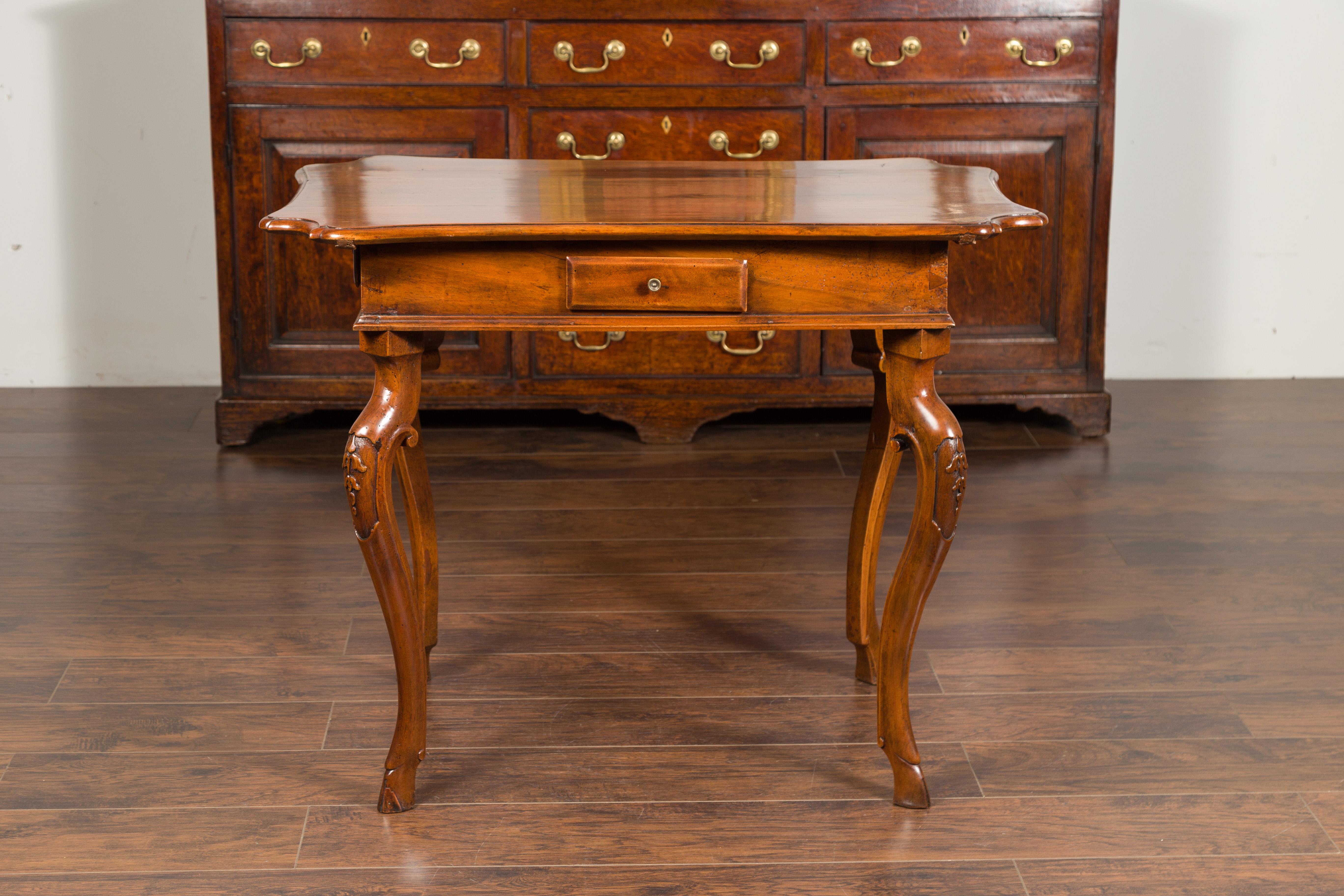 Northern Italian 1720s Régence Walnut Side Table with Four Drawers and Cabrioles 10