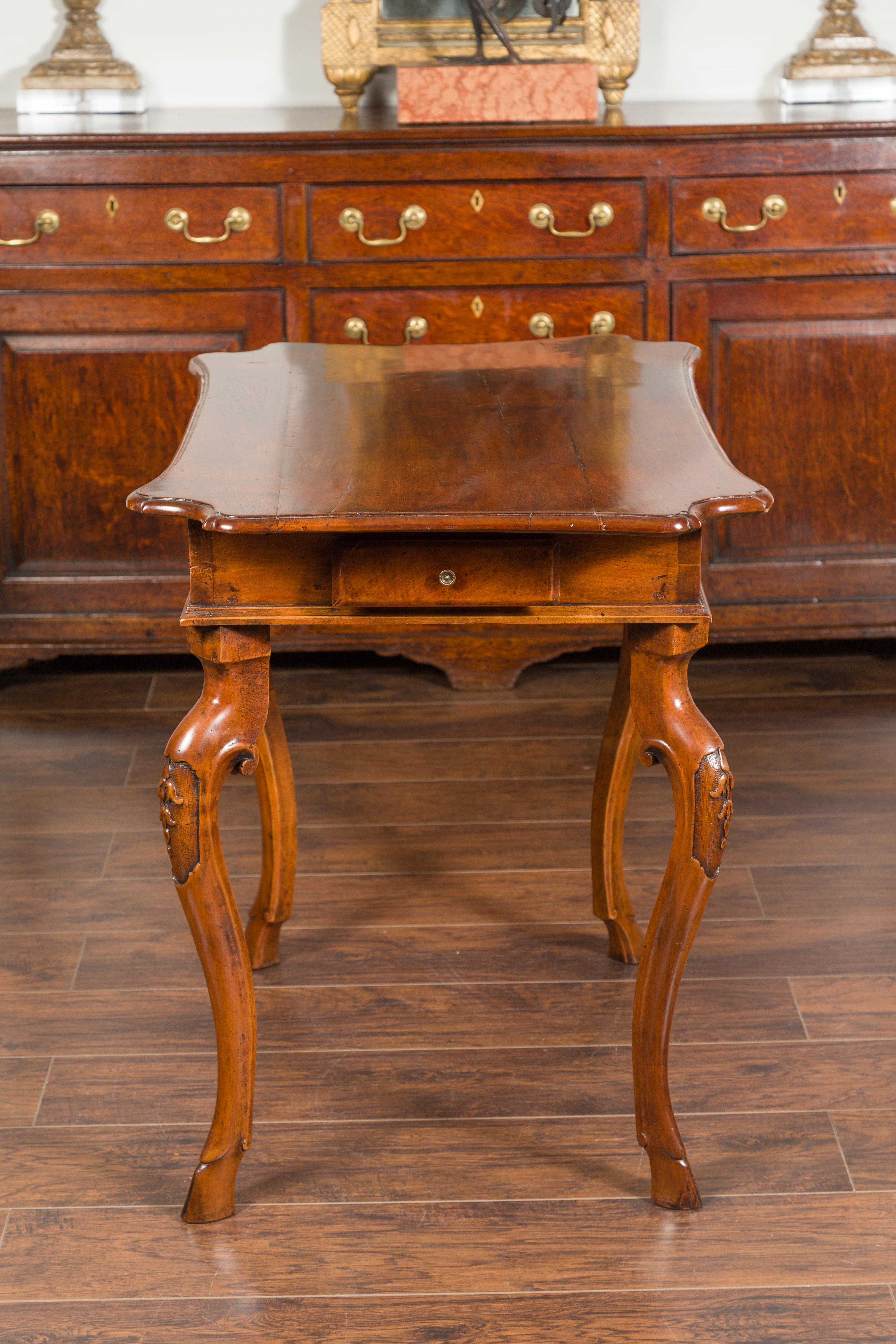 Northern Italian 1720s Régence Walnut Side Table with Four Drawers and Cabrioles 11