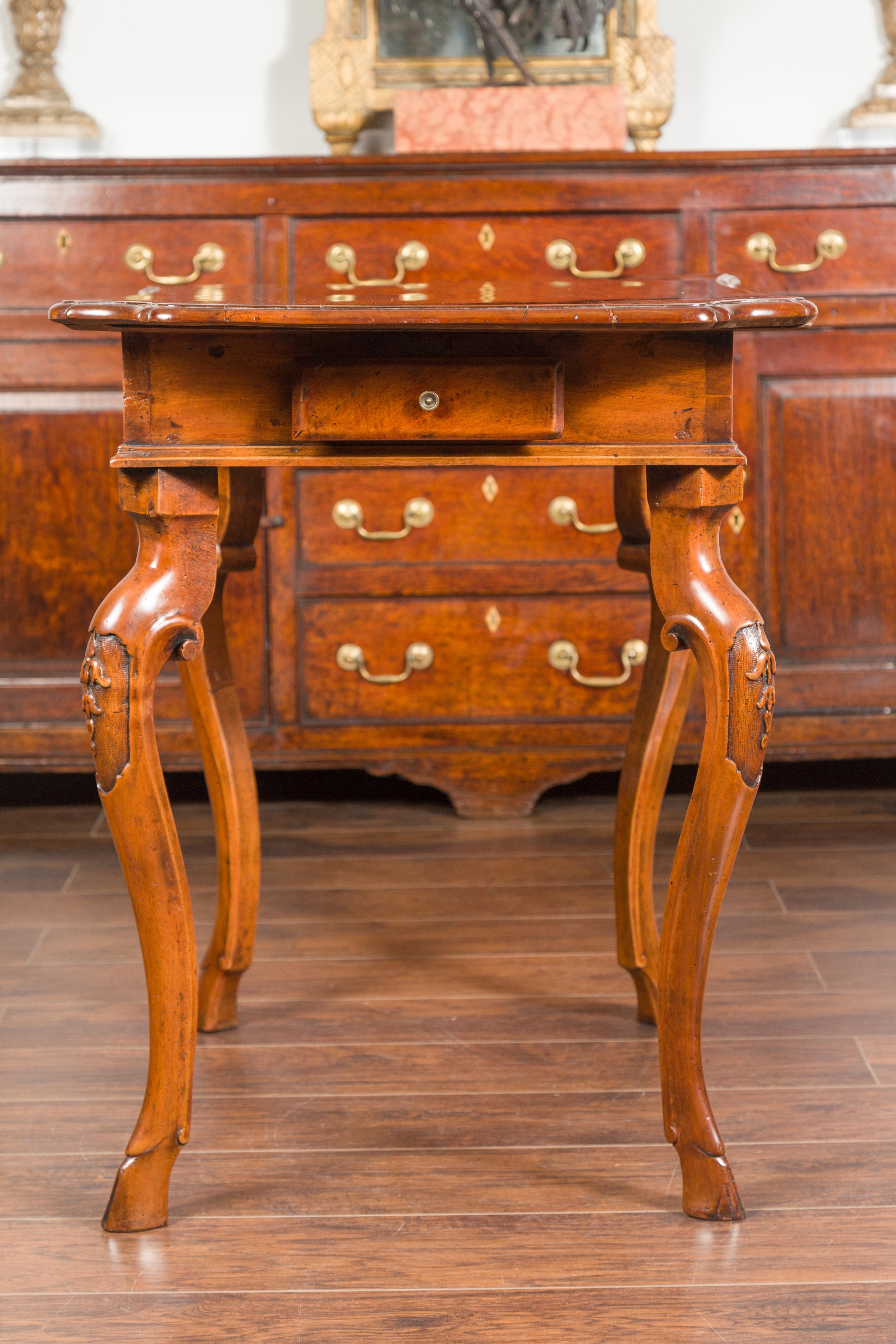 Northern Italian 1720s Régence Walnut Side Table with Four Drawers and Cabrioles 12