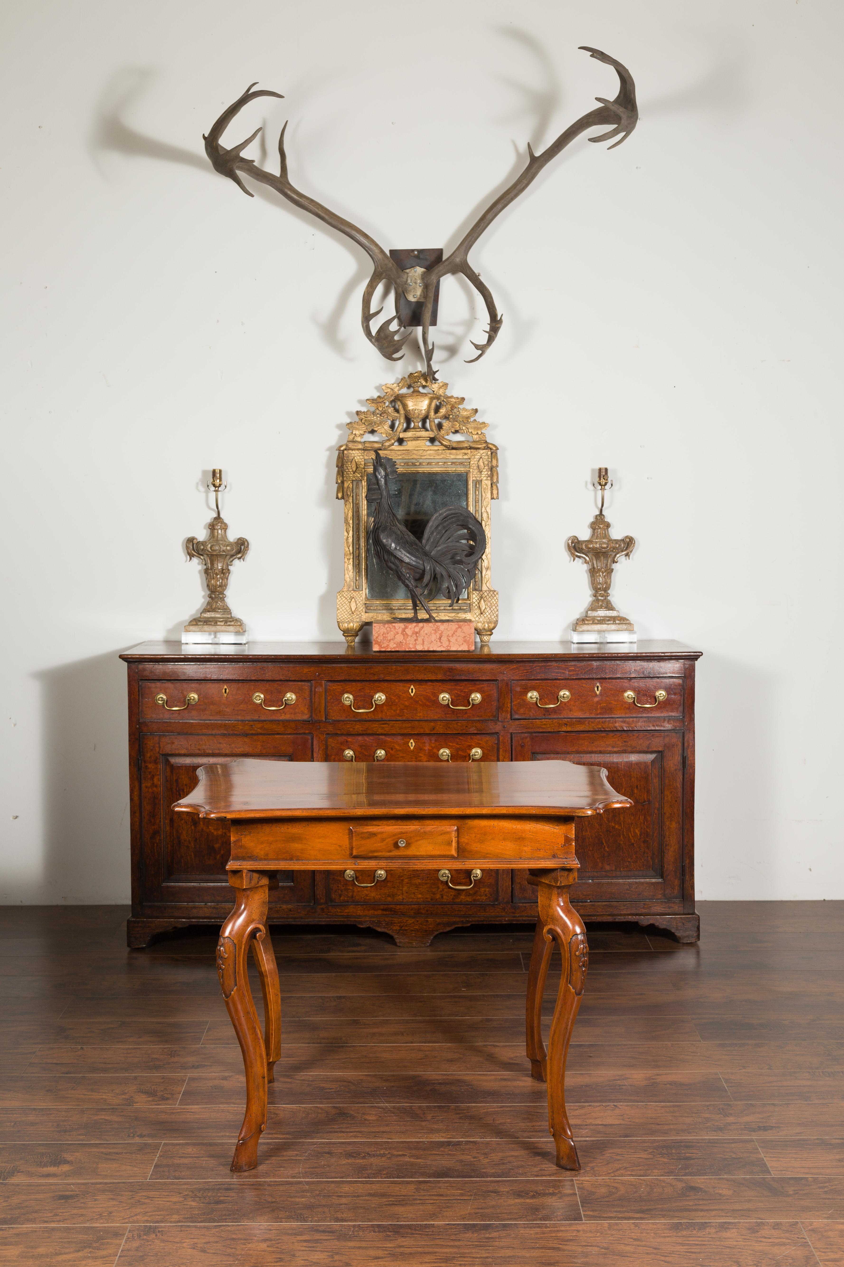 Carved Northern Italian 1720s Régence Walnut Side Table with Four Drawers and Cabrioles