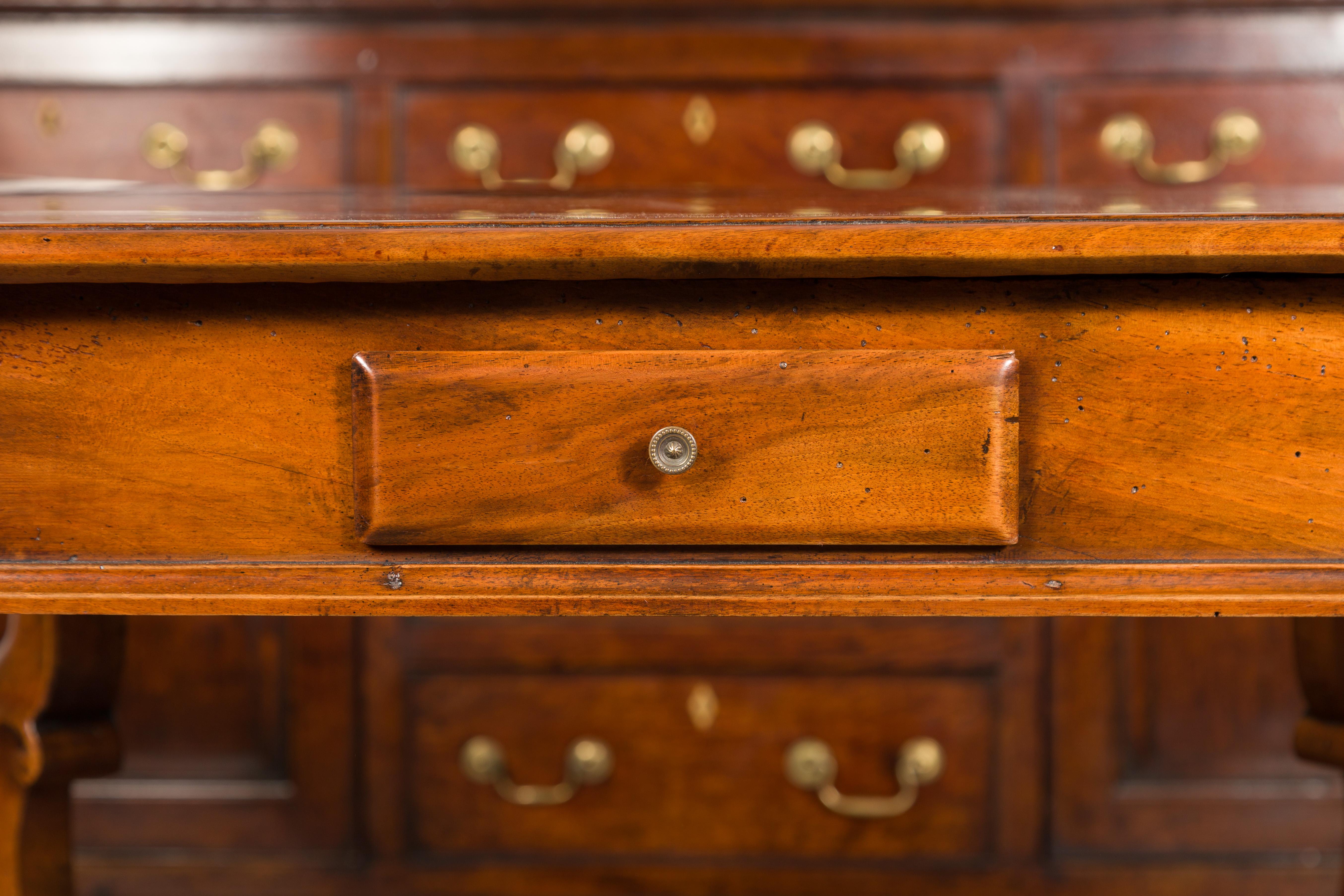 Northern Italian 1720s Régence Walnut Side Table with Four Drawers and Cabrioles In Good Condition In Atlanta, GA