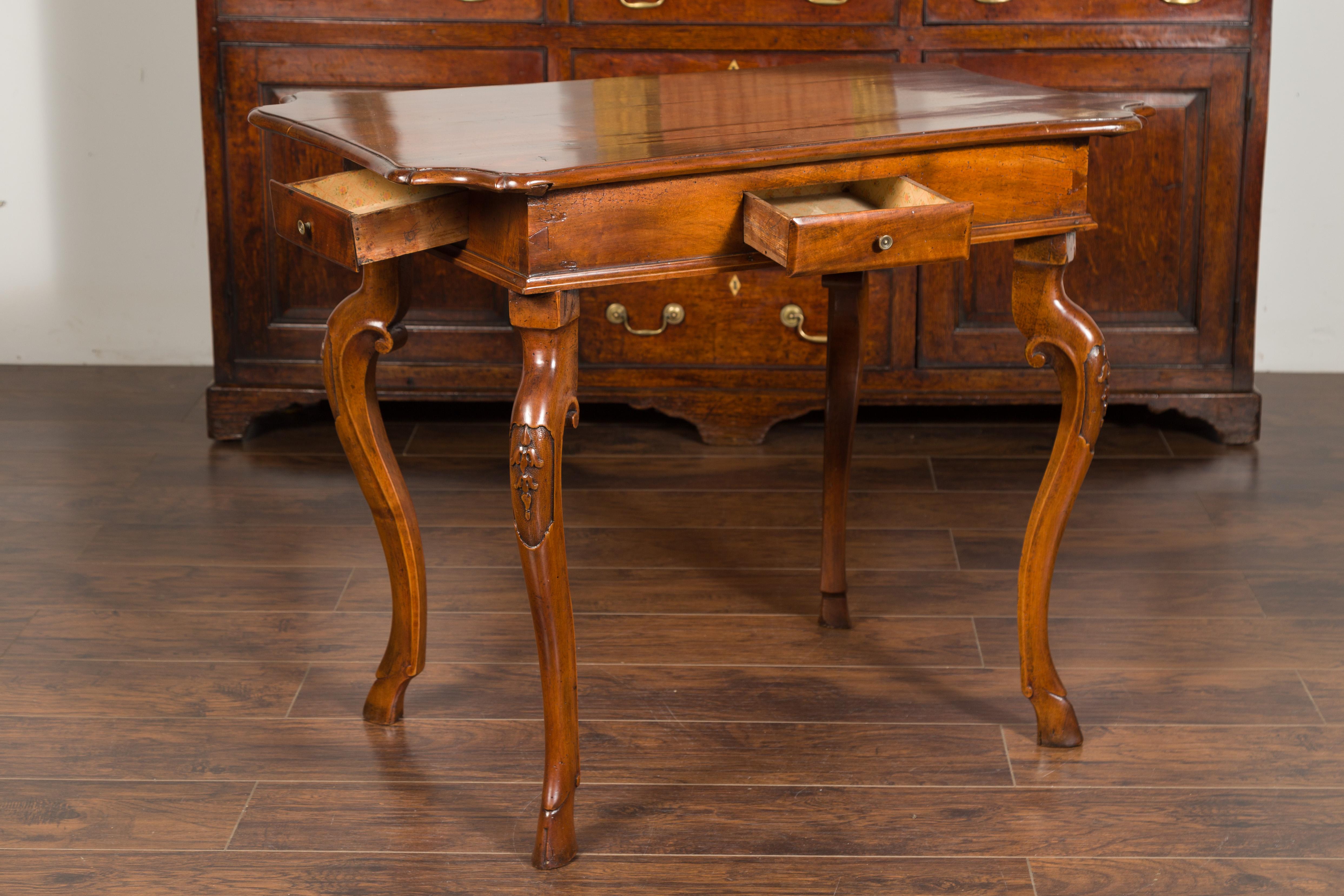 Northern Italian 1720s Régence Walnut Side Table with Four Drawers and Cabrioles 4