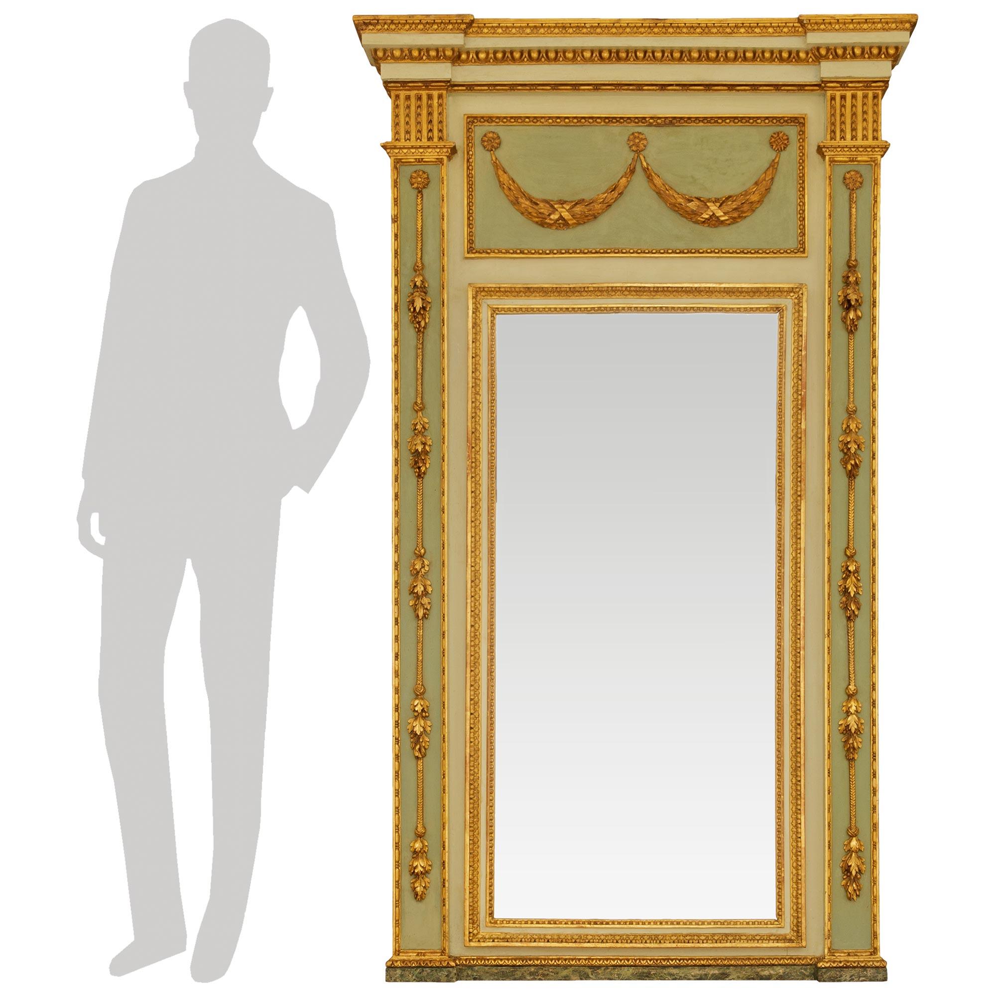 Magnifique miroir en bois patiné et bois doré d'Italie du Nord du XVIIIe siècle, d'époque Louis XVI. Ce miroir très élégant repose sur un socle en faux marbre vert merveilleusement détaillé, sous la plaque de miroir d'origine placée dans une