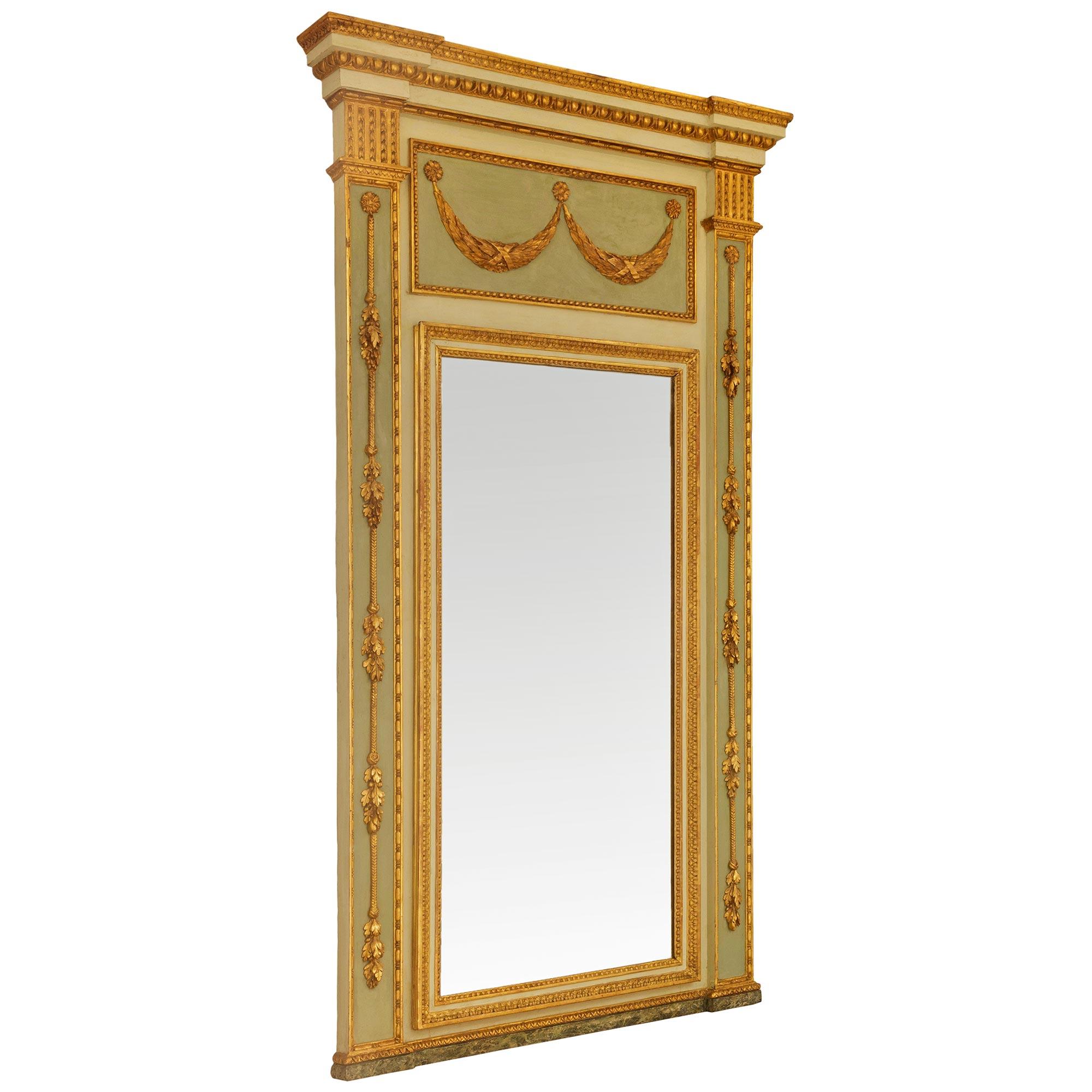 italien Italie du Nord Miroir en bois doré d'époque Louis XVI du XVIIIe siècle en vente