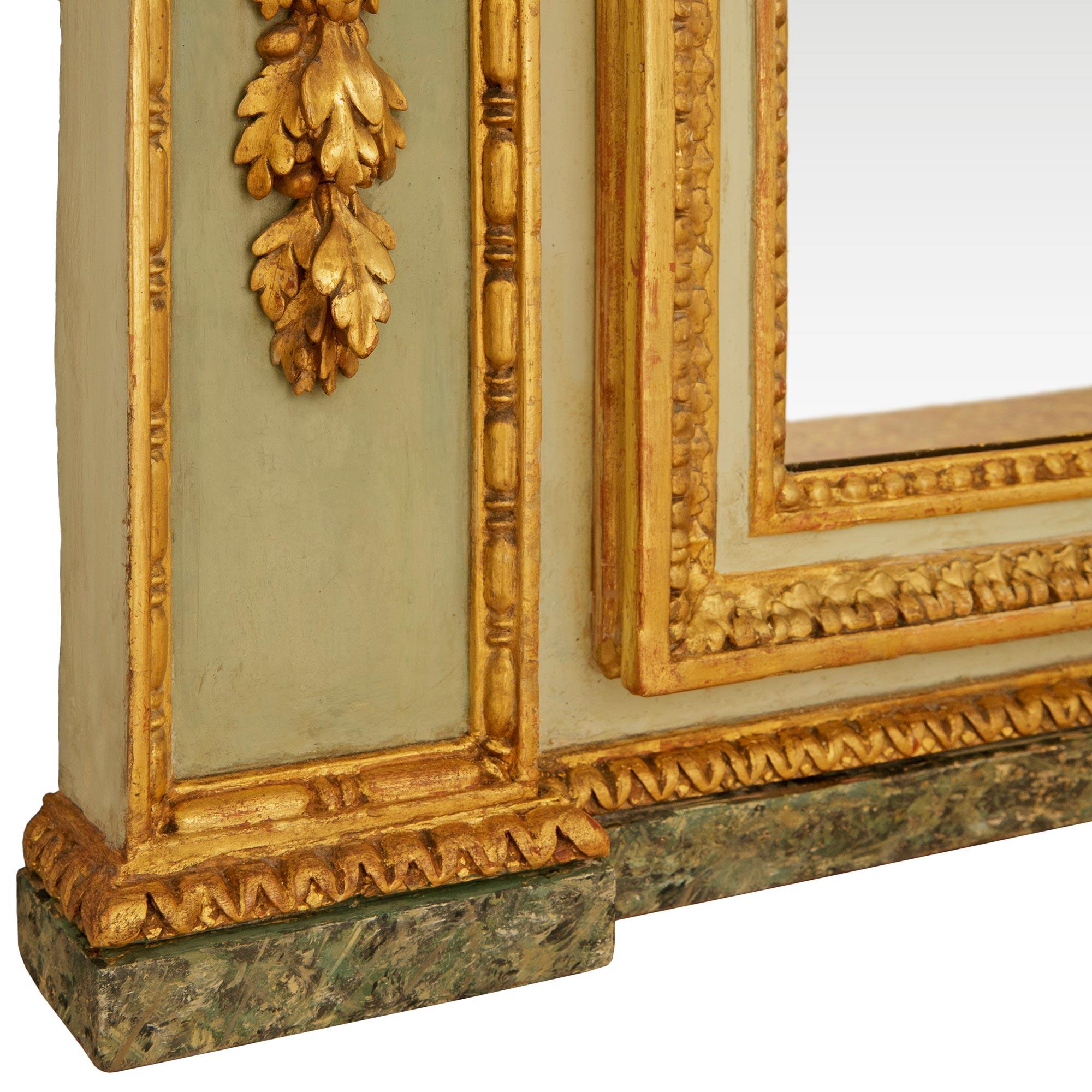 Italie du Nord Miroir en bois doré d'époque Louis XVI du XVIIIe siècle en vente 2