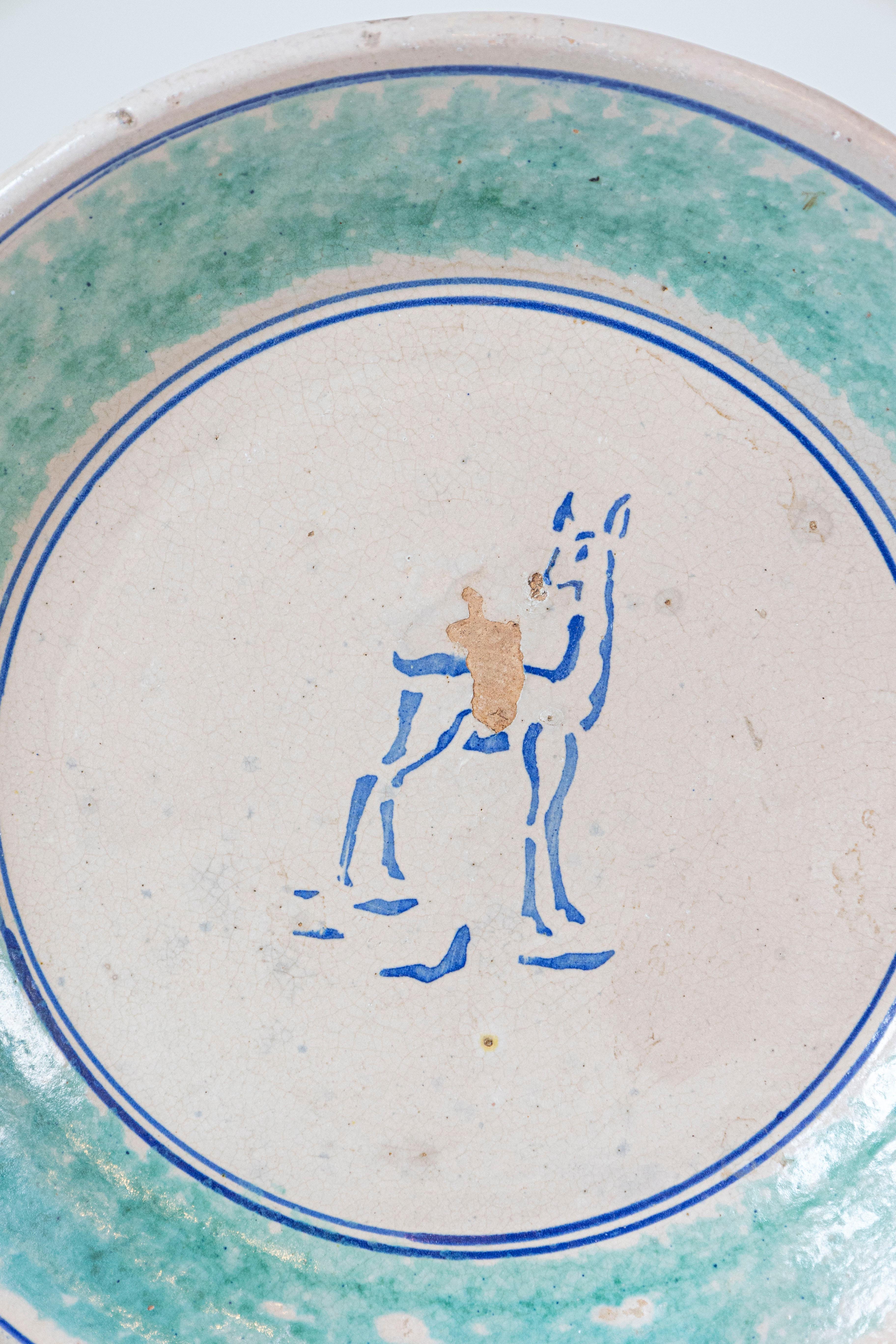 Plato de cerámica del norte de Italia de la década de 1910 con motivo de ciervo azul y pátina envejecida Italiano en venta